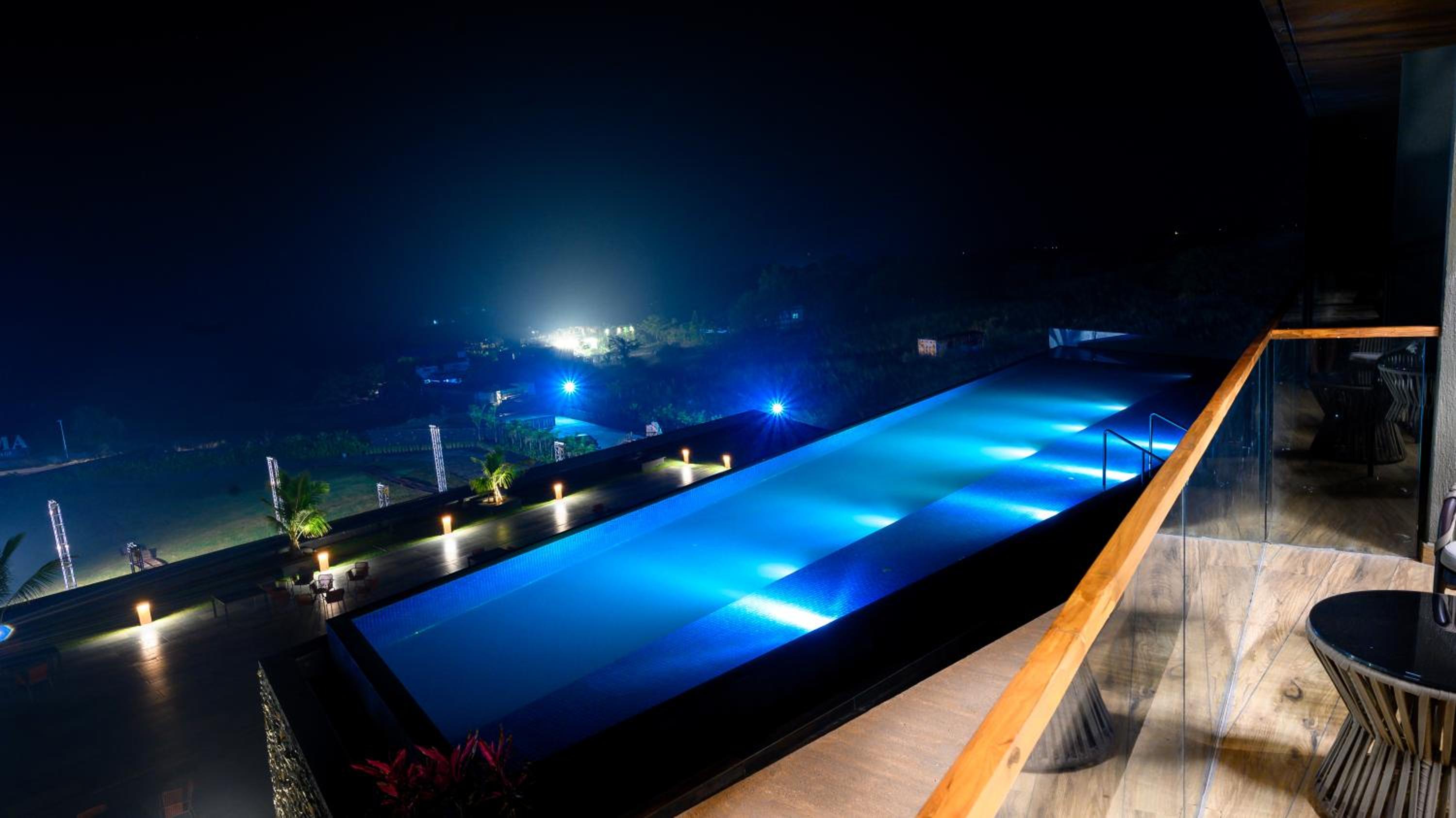 Premium Room with Pool View - Photo 6