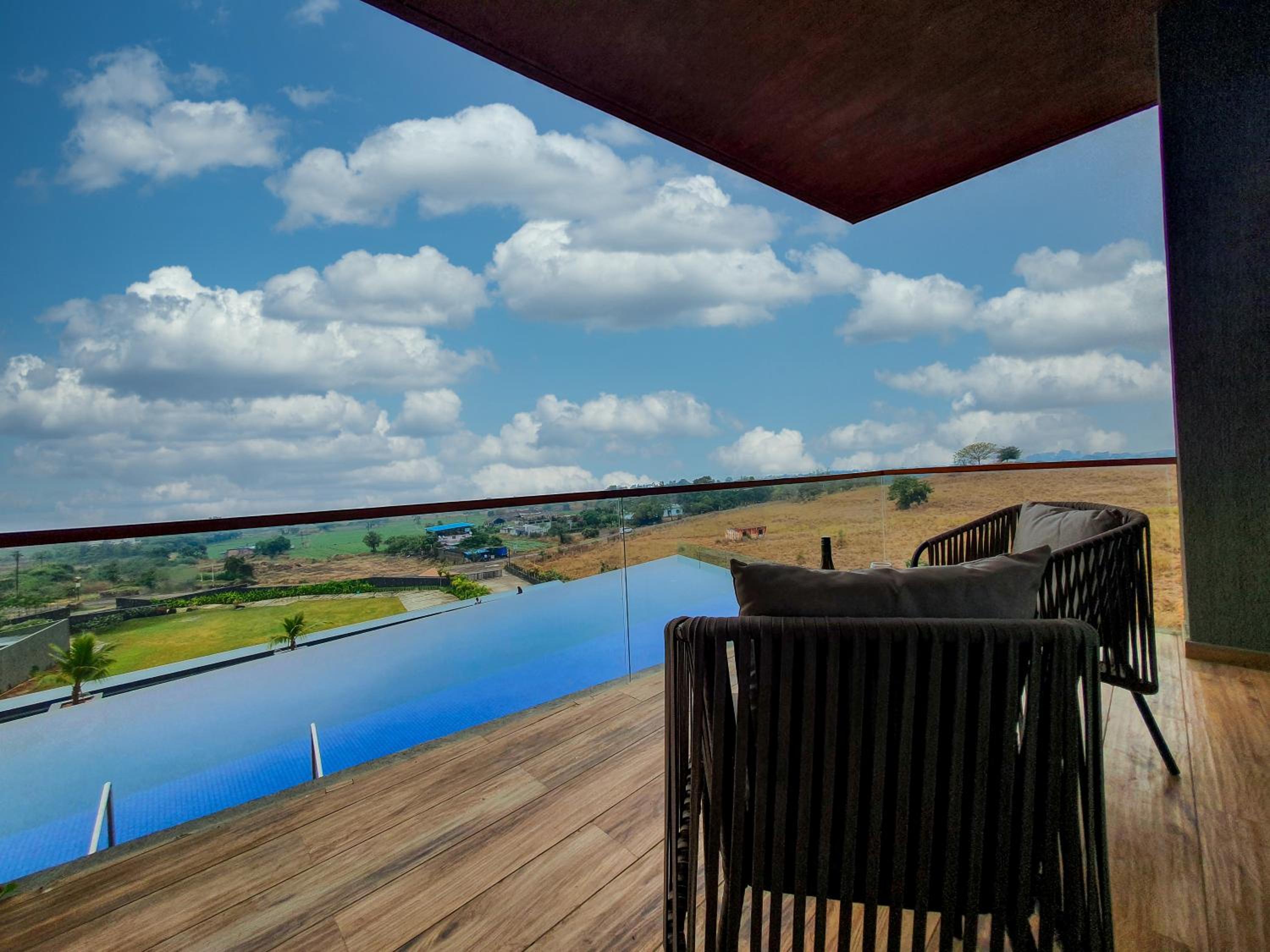 Premium Room with Pool View - Photo 3