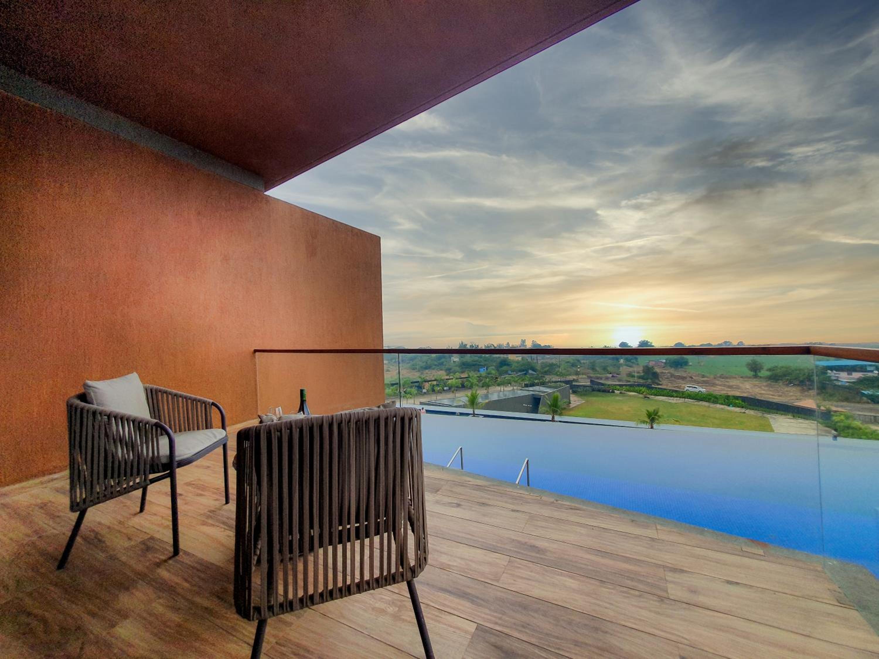 Premium Room with Pool View - Photo 4