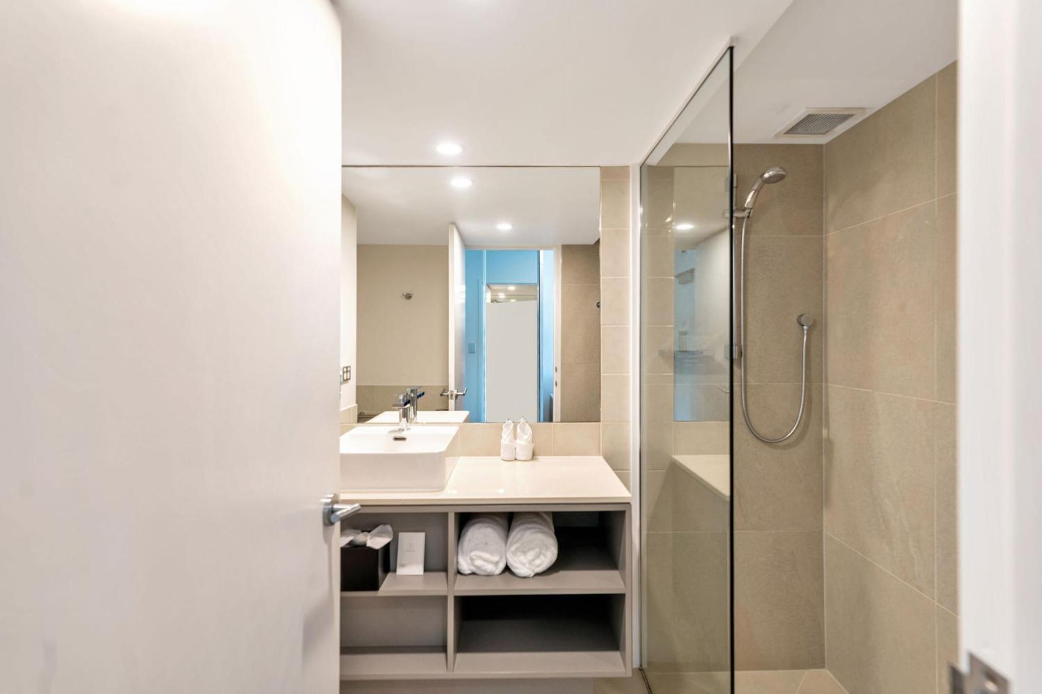Deluxe Pool View Room with Two Queen Beds thumbnail 6