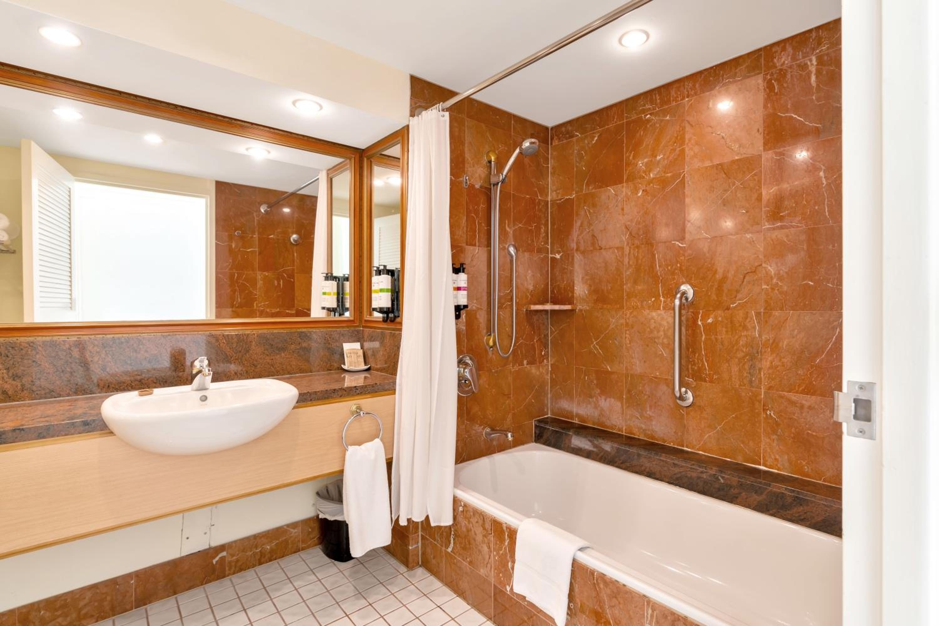 Classic Twin Room with City and Mountain View