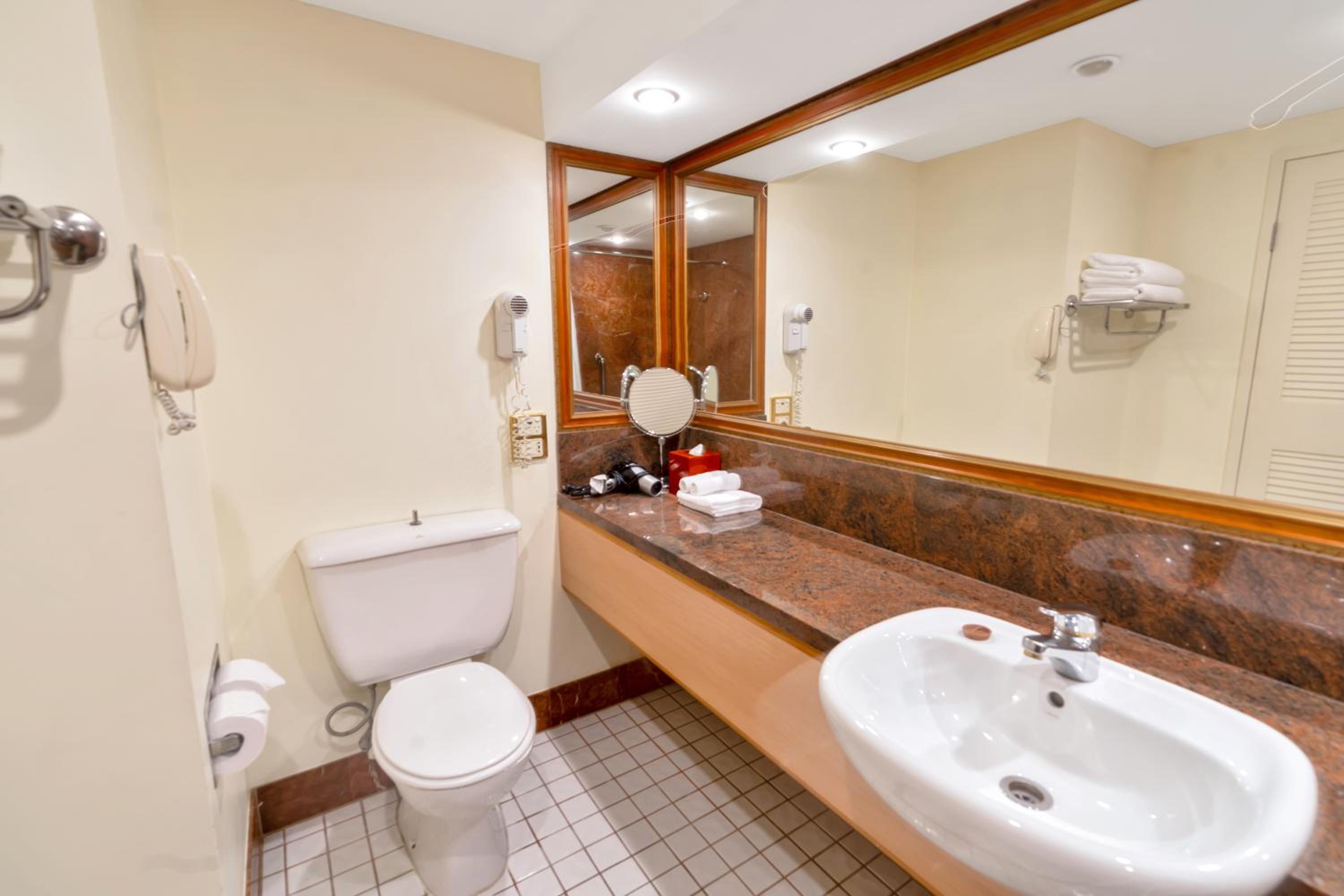 Classic Twin Room with City and Mountain View thumbnail 5