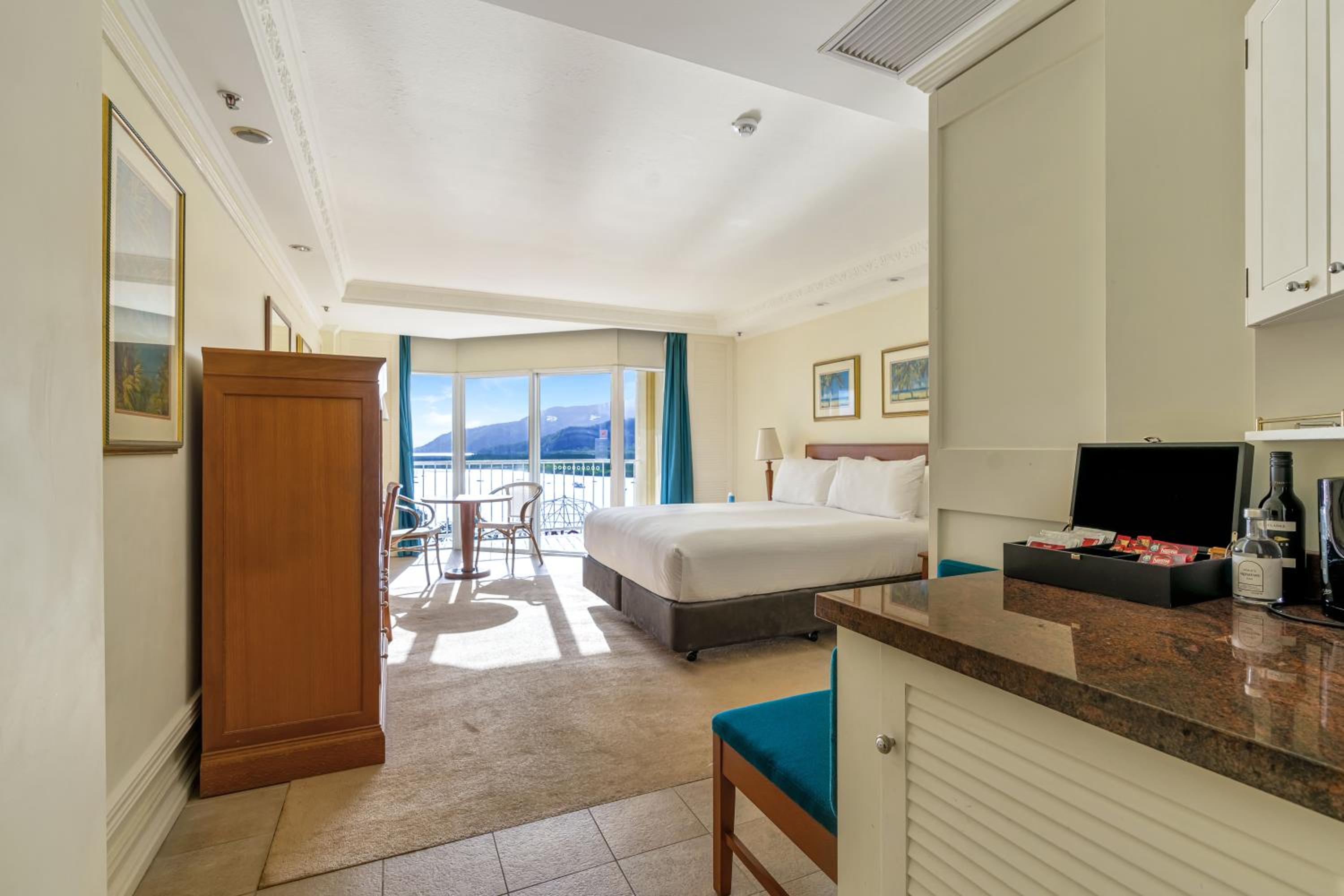 Classic Queen Room with Harbor View - Photo 10