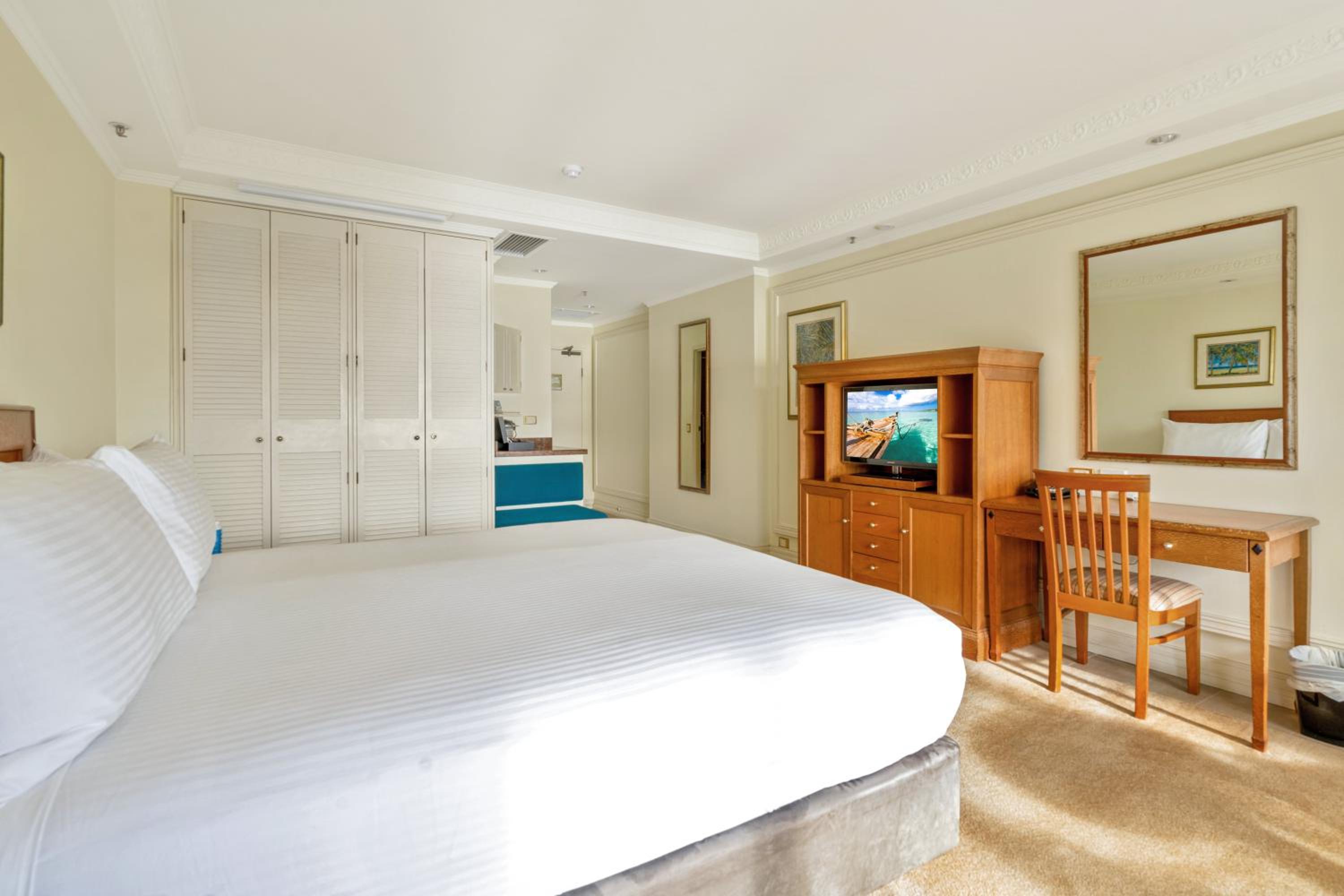Classic Queen Room with City and Mountain View