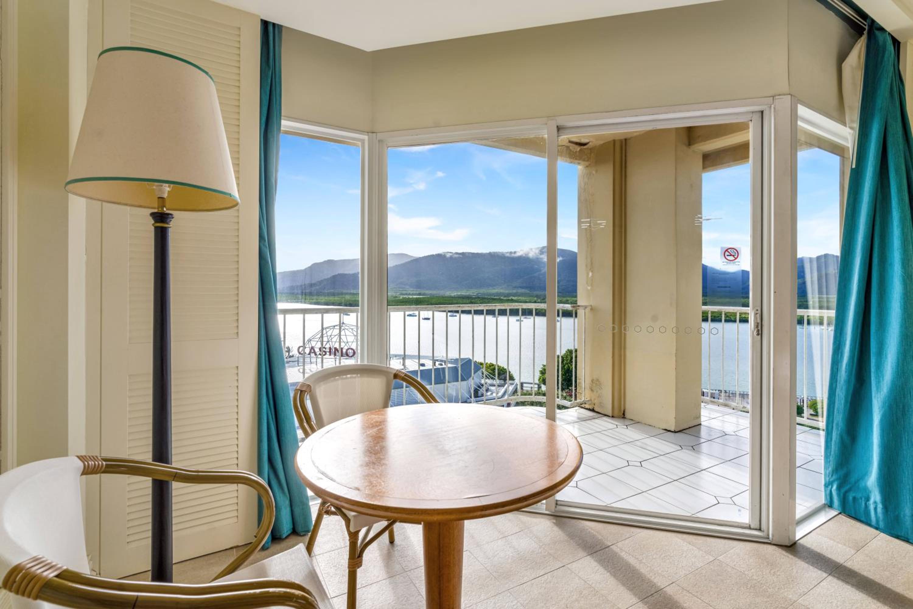 Classic Queen Room with Harbor View - Photo 9