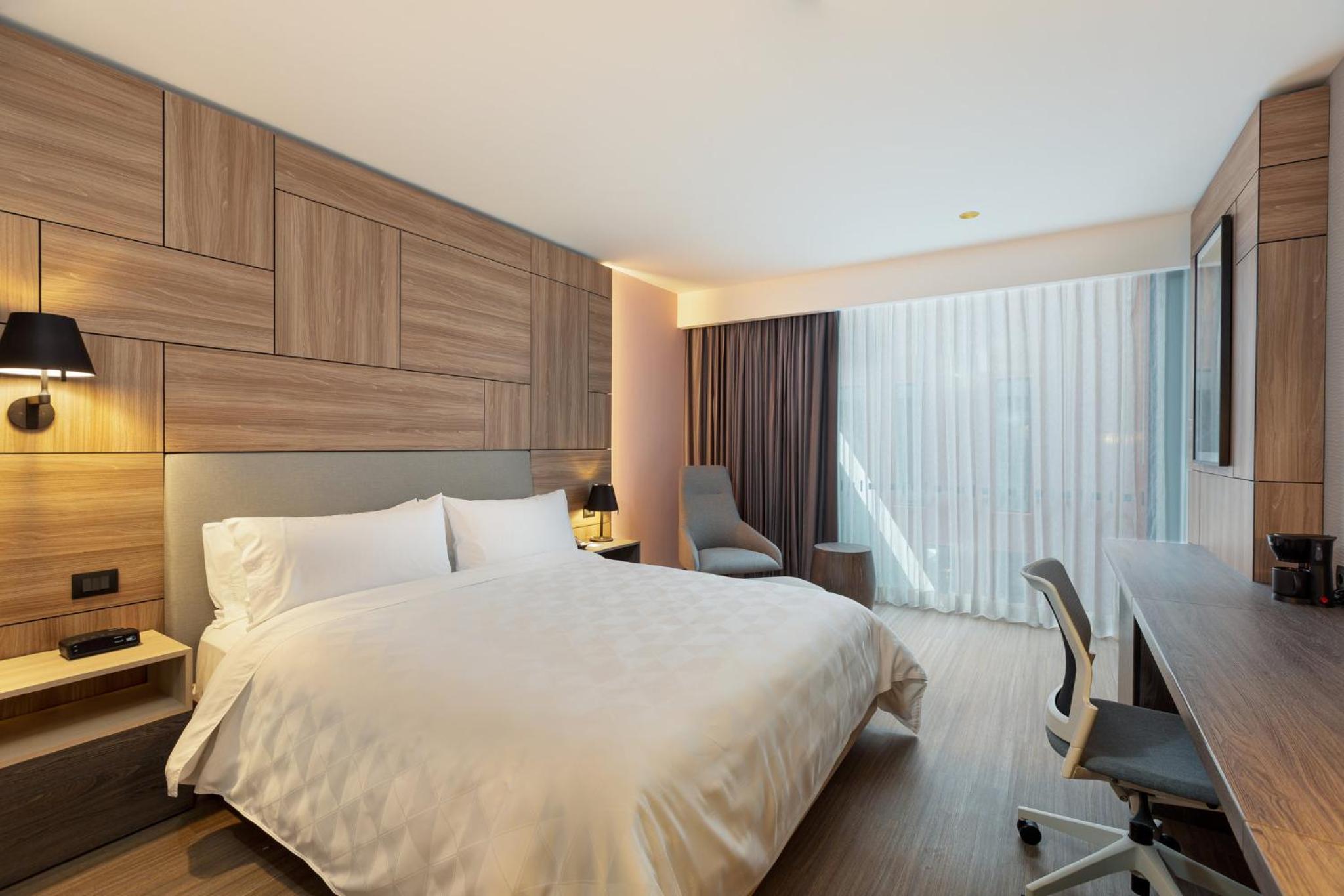 Standard King Room - Photo 6