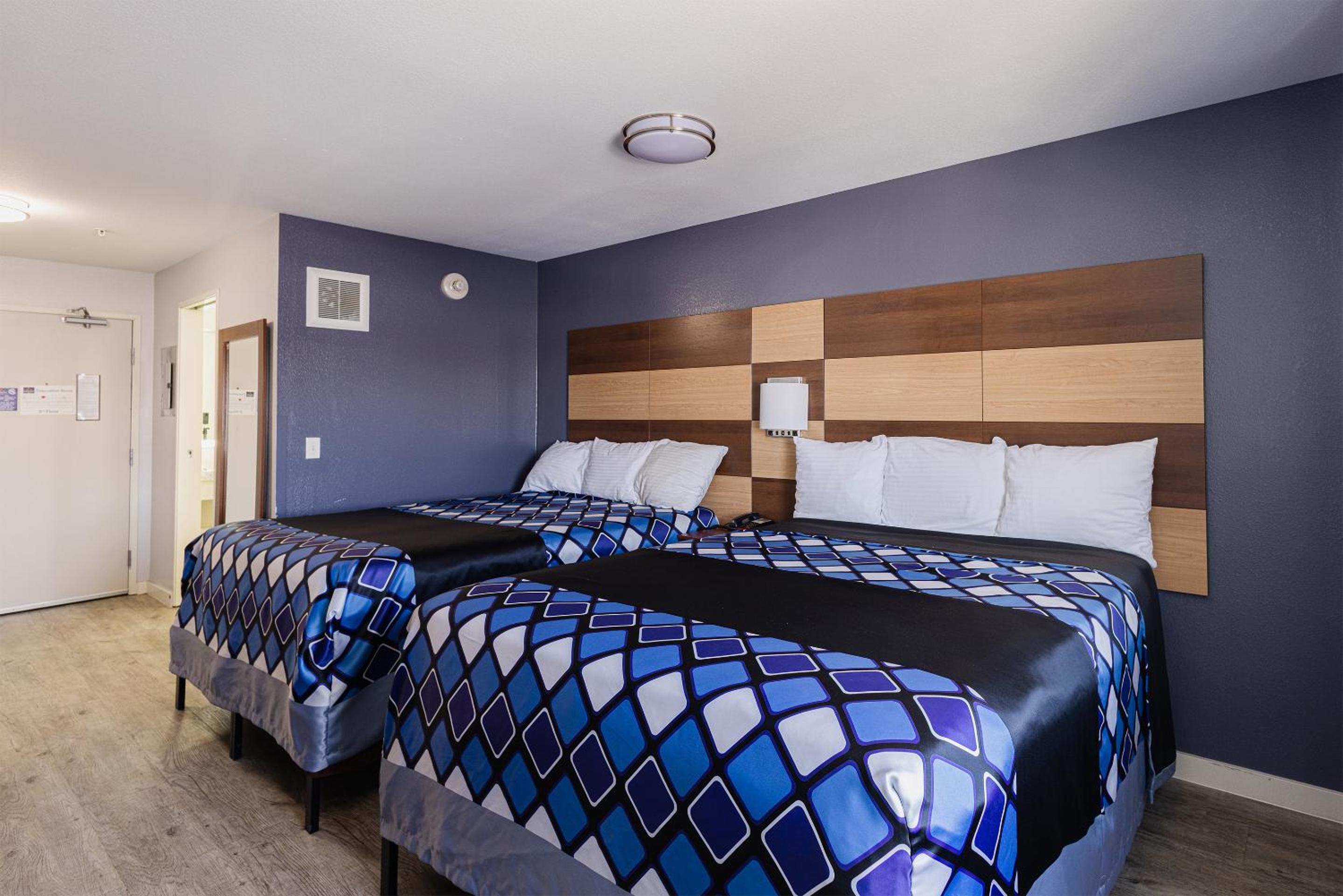 Deluxe Queen Room with Two Queen Beds - Photo 3