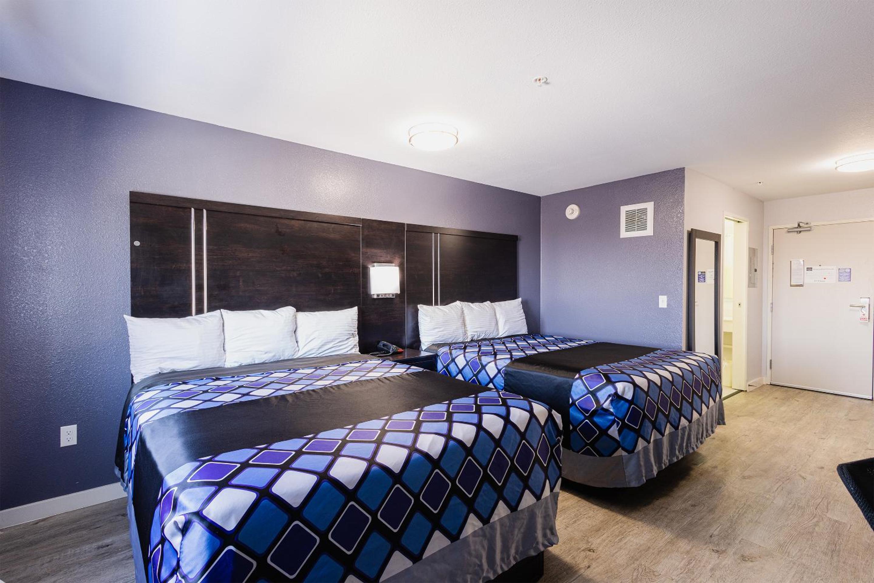 Deluxe Queen Room with Two Queen Beds - Photo 4