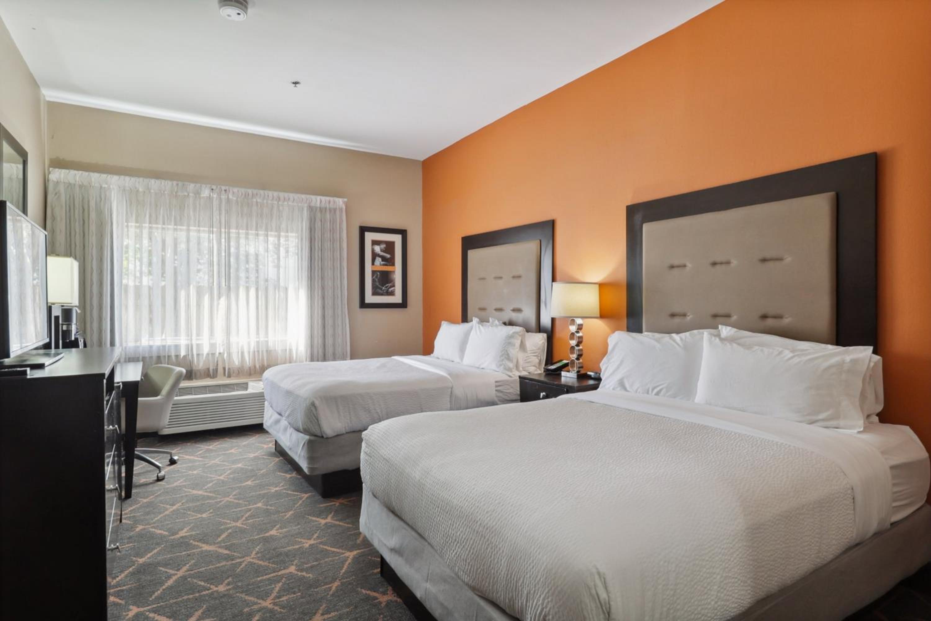 Standard Queen Room with Two Queen Beds - Photo 7