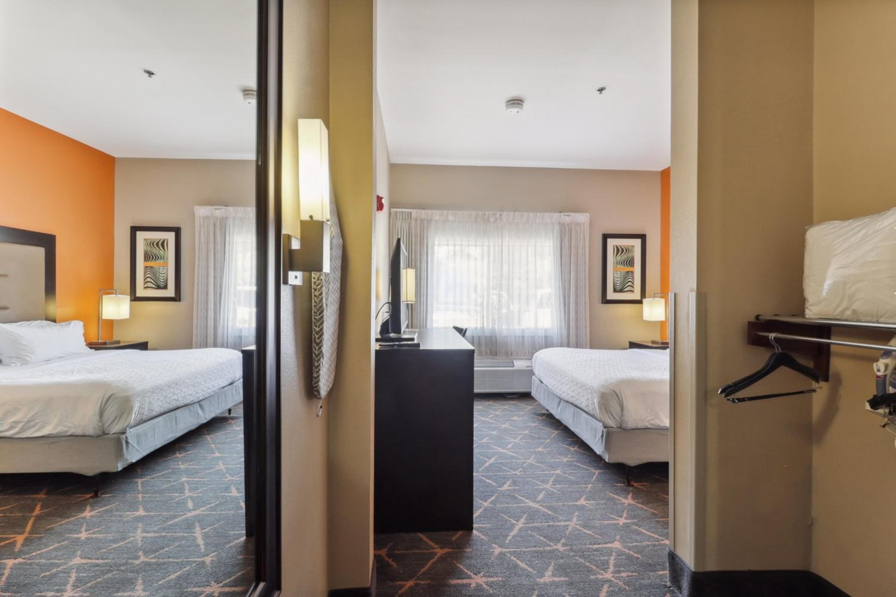 Standard King Room - Photo 9
