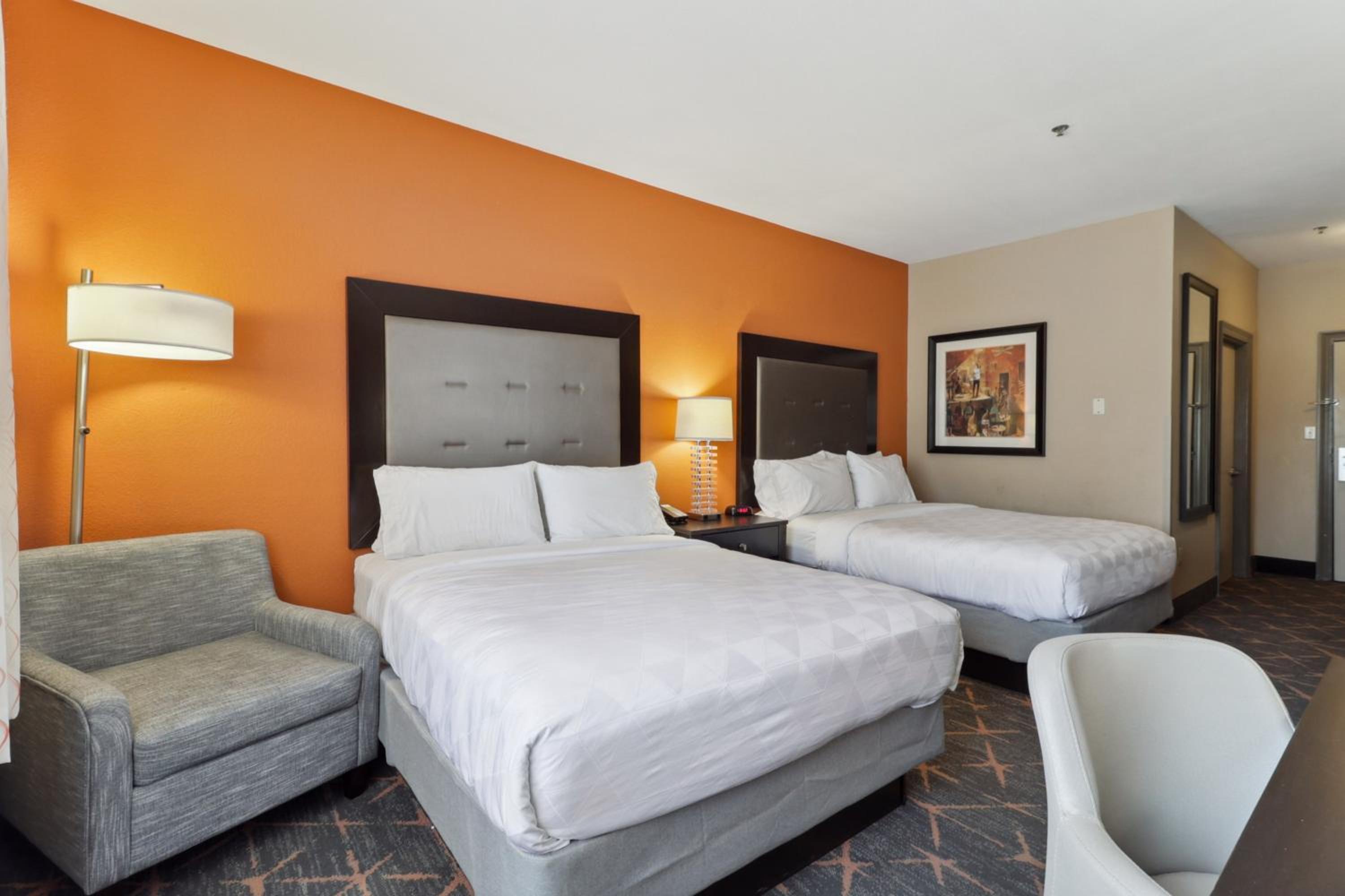 Standard Queen Room with Two Queen Beds - Photo 3