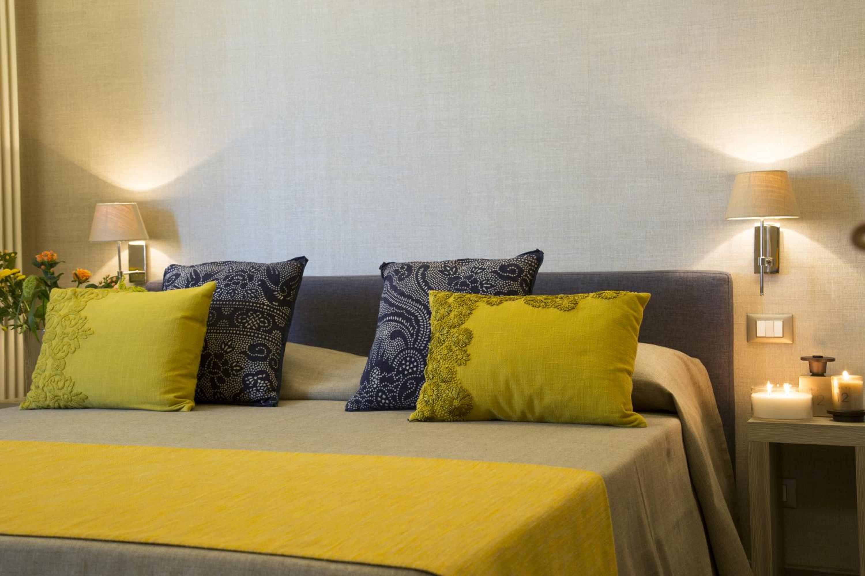 Quadruple Room with Balcony - Photo 11