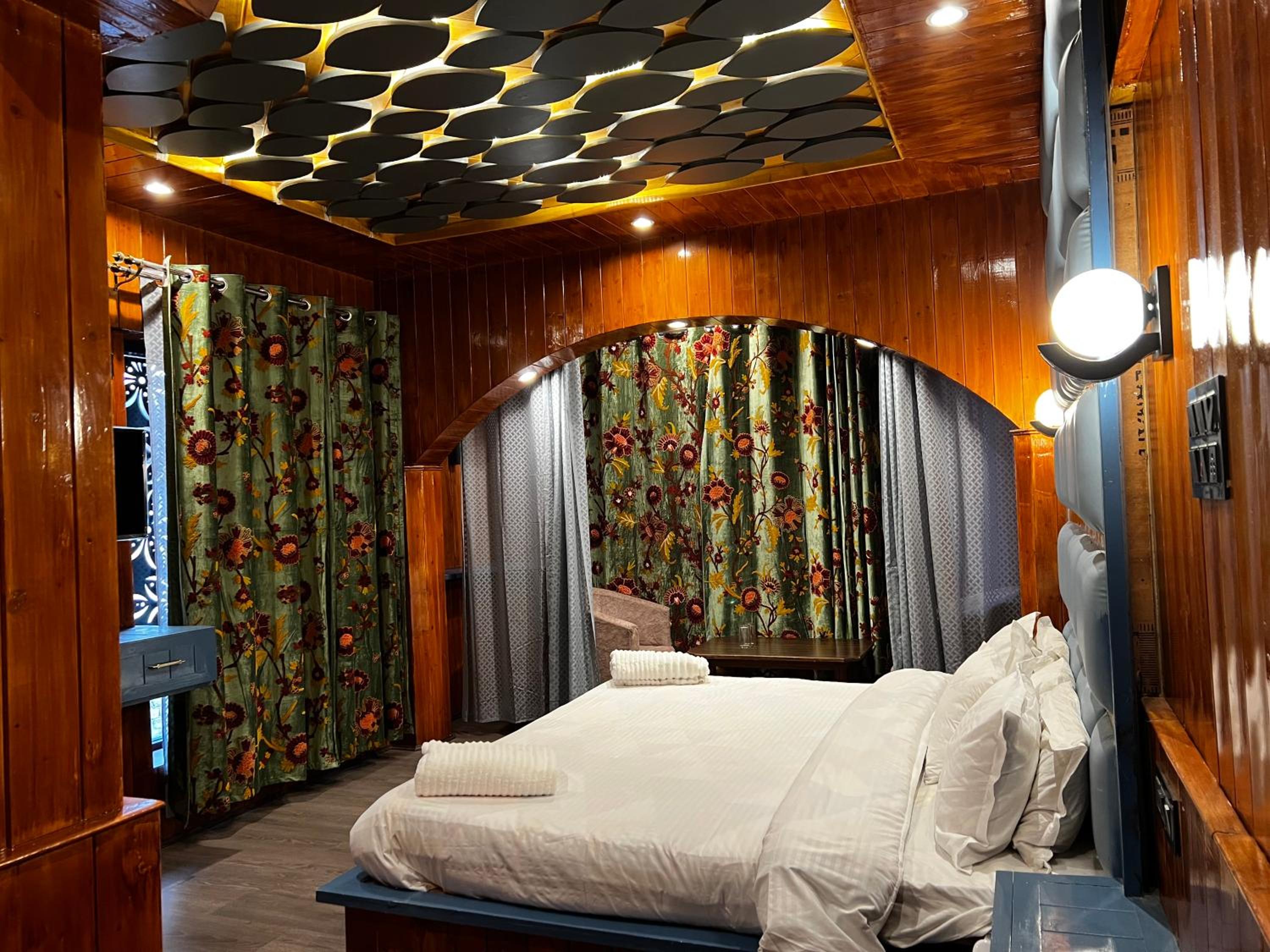 Deluxe Room - Photo 1