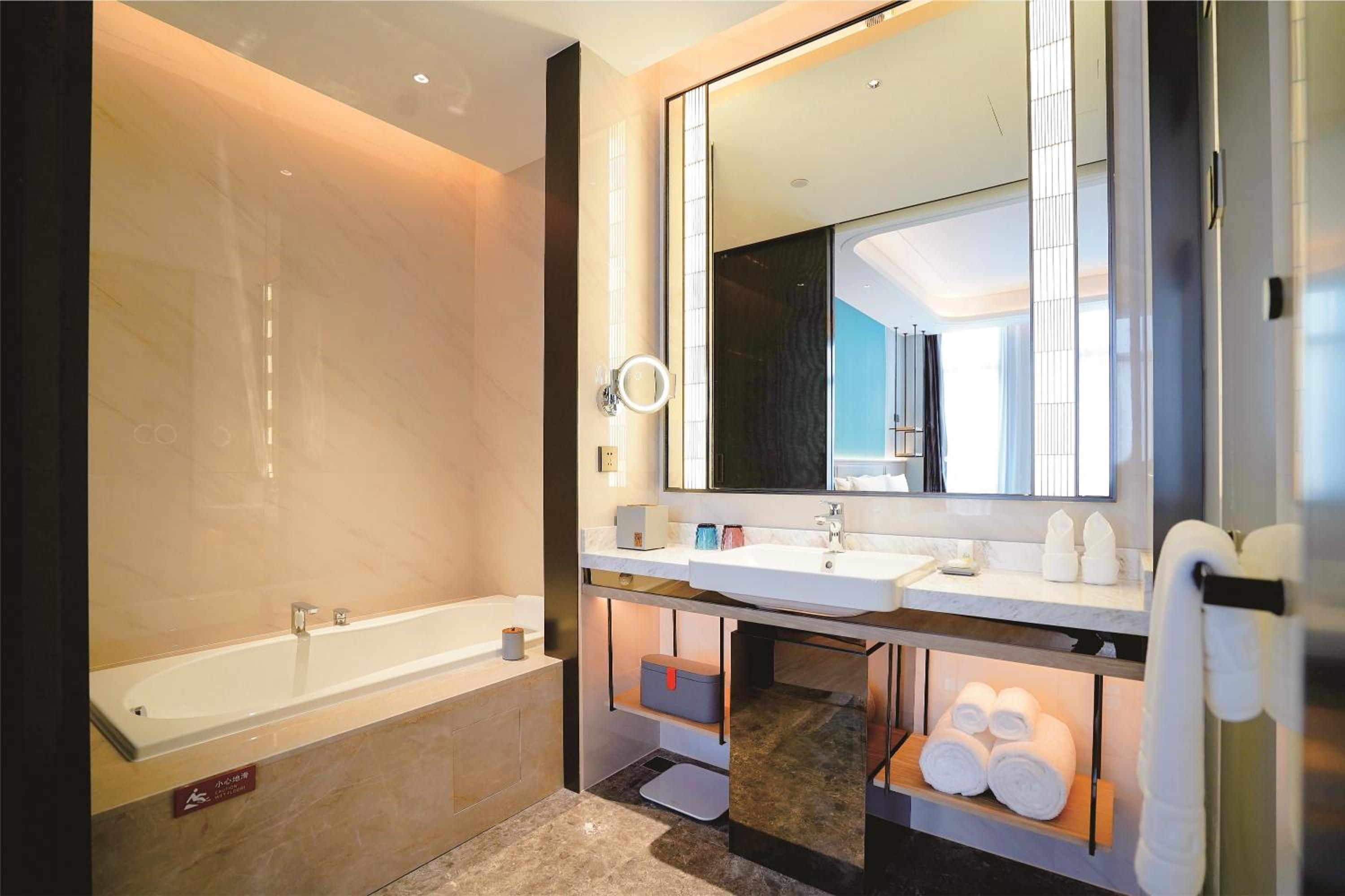 Superior King Suite, Nonsmoking - Photo 2