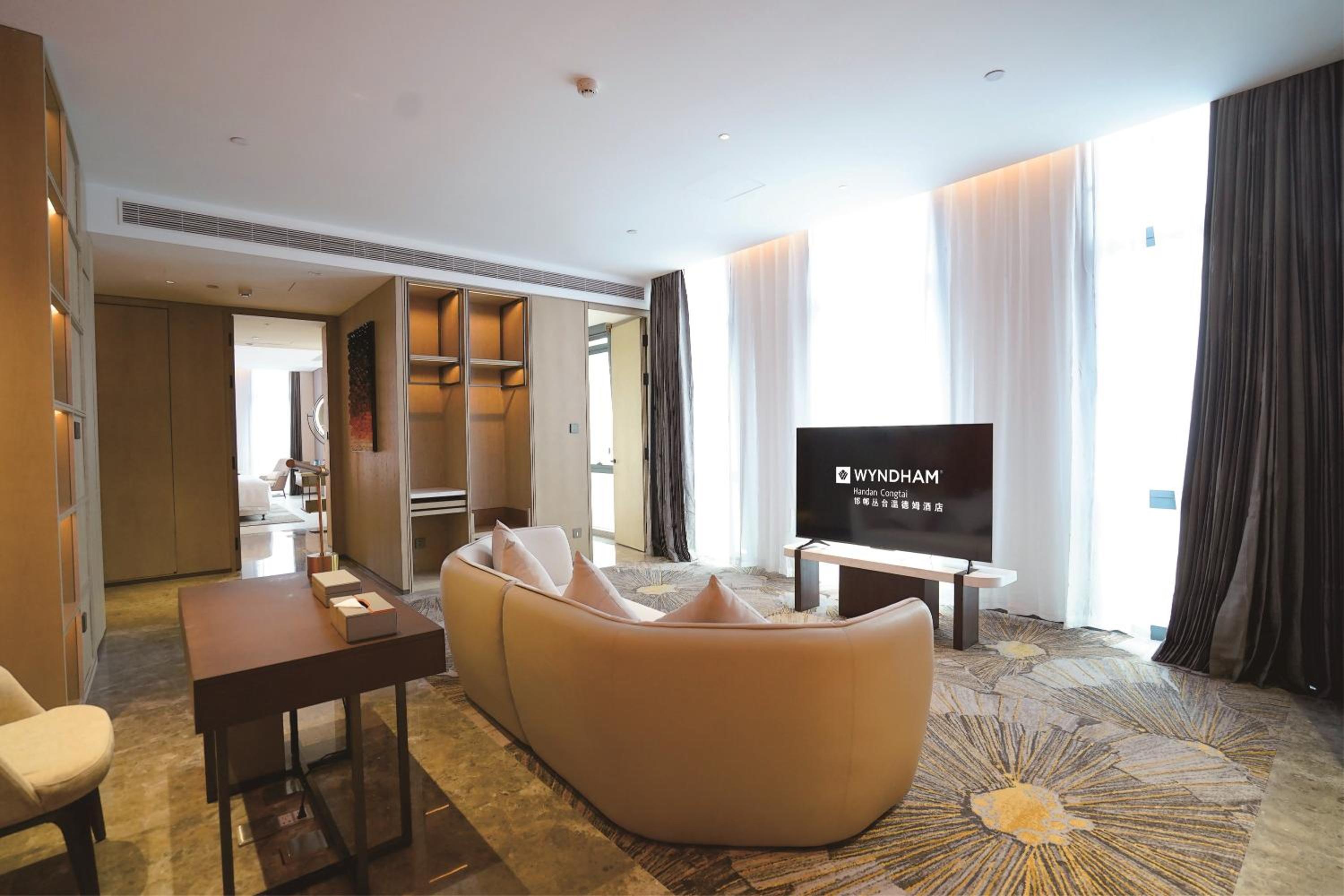 King Suite, Non-Smoking - Photo 1