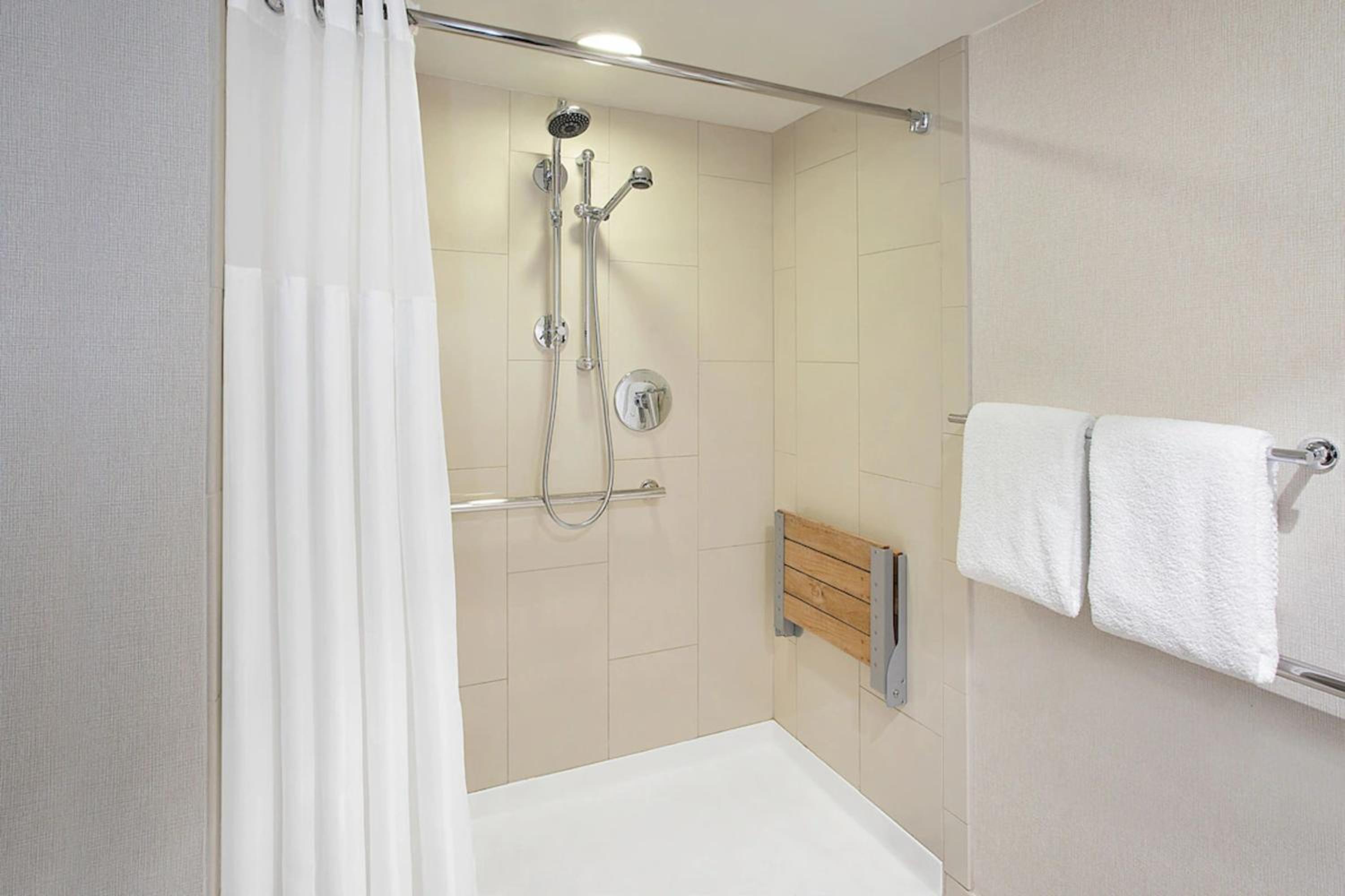 King Room with Roll-In Shower - Mobility Accessible - Photo 3