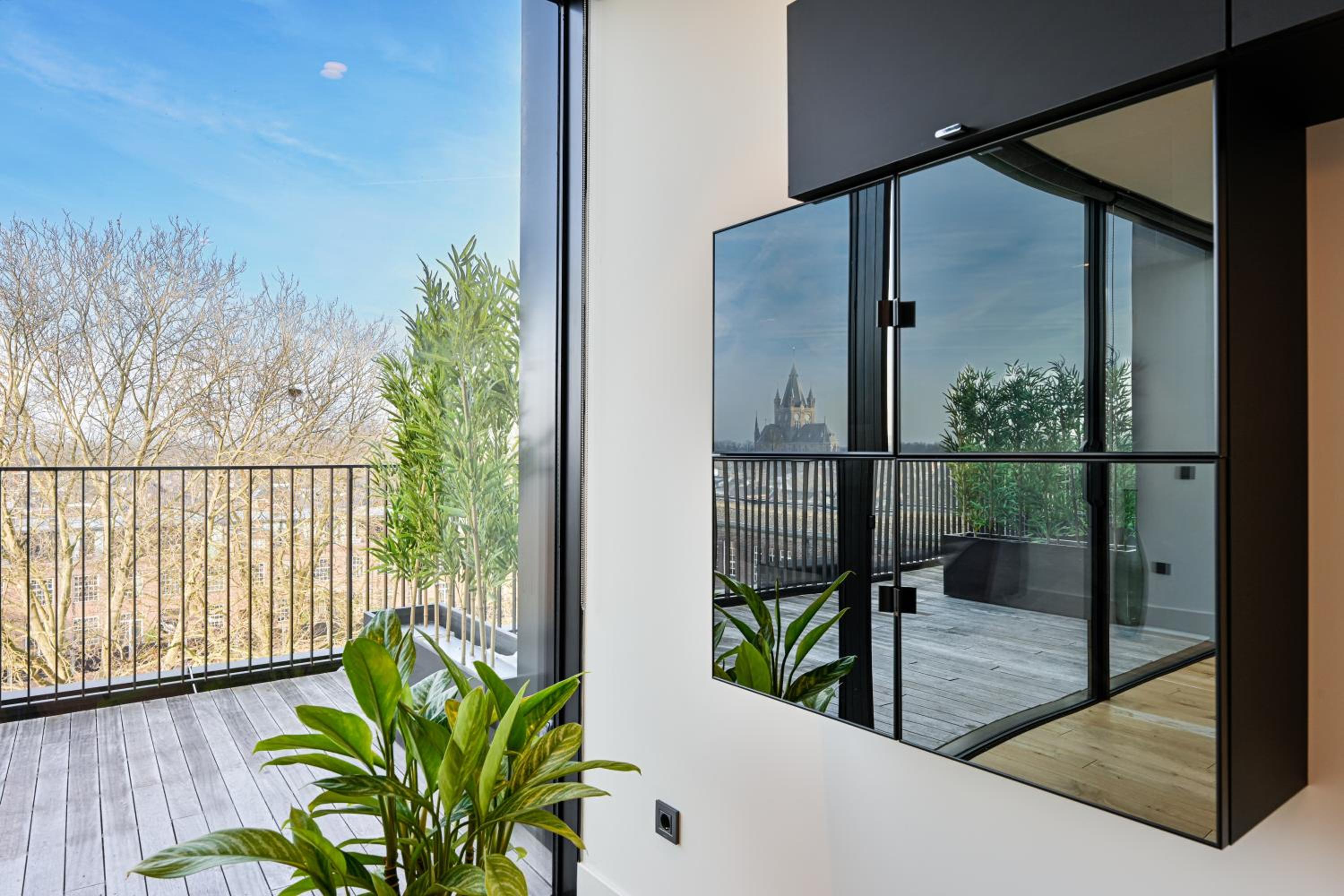 Family Two-Bedroom Apartment with View photo 3