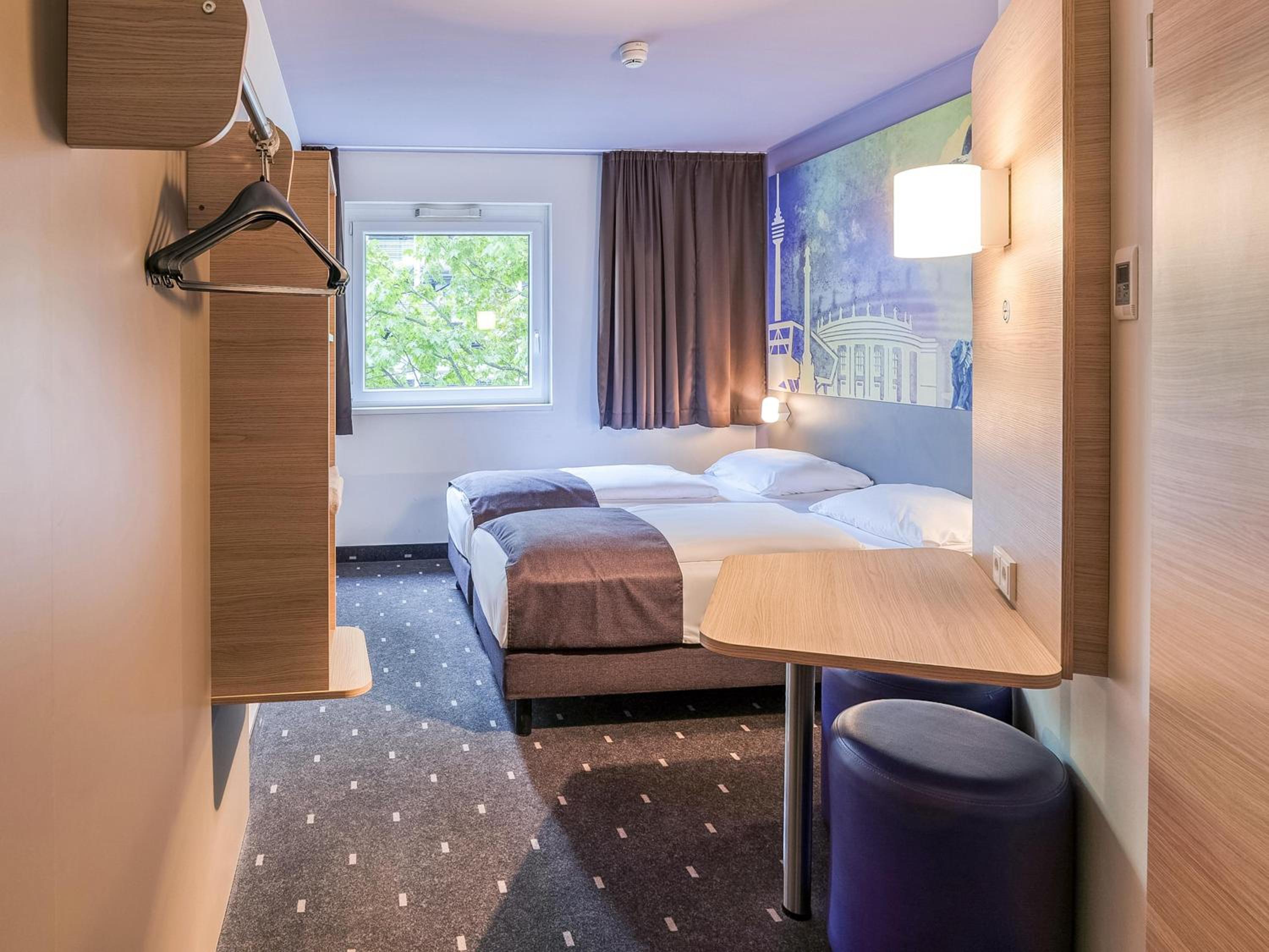 Twin Room thumbnail 6