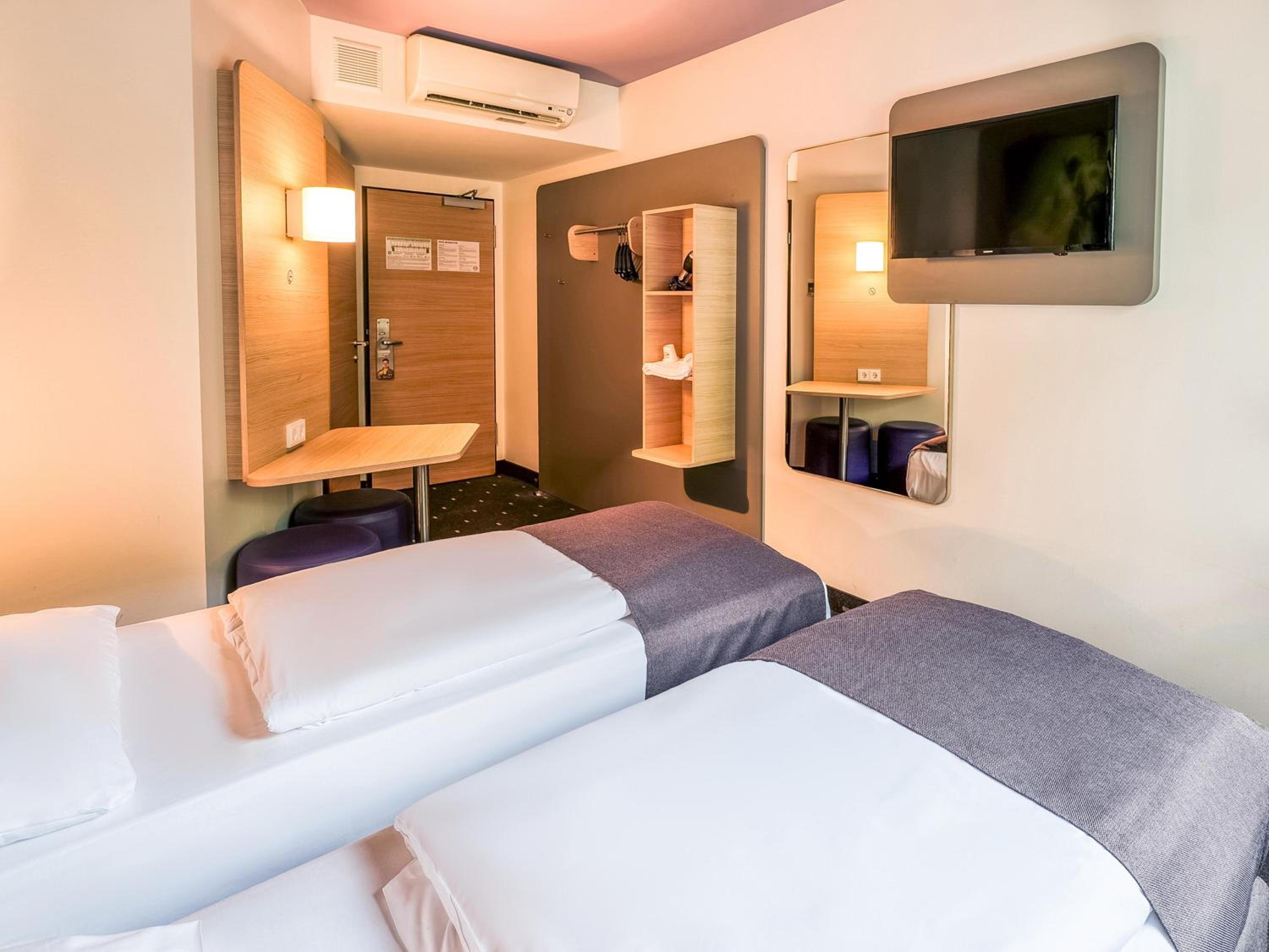 Twin Room thumbnail 5