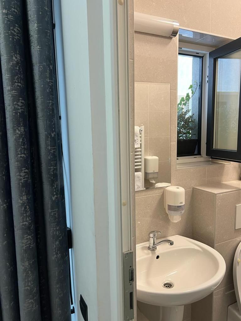 Double Room - Photo 11