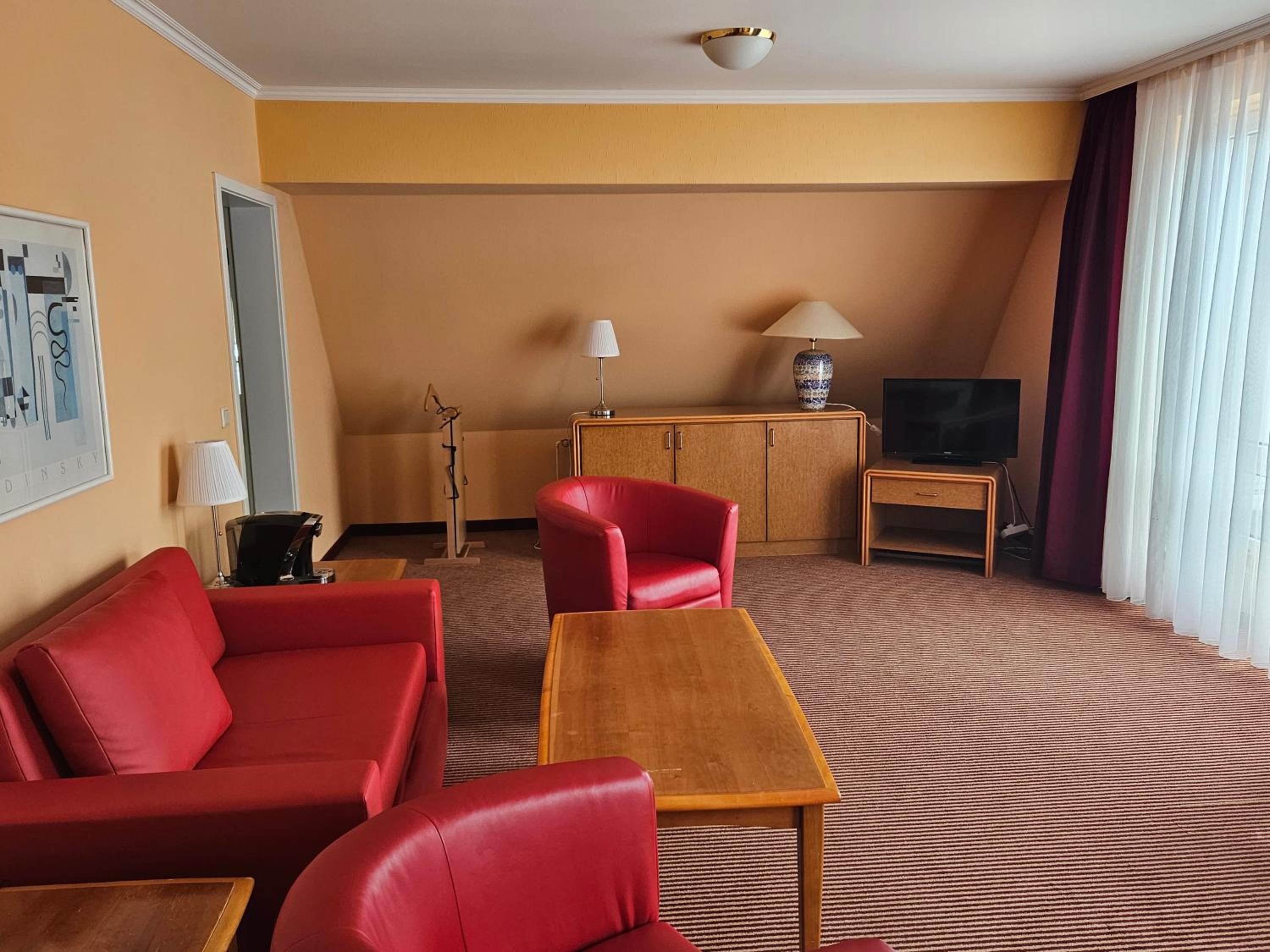 Suite - Photo 1