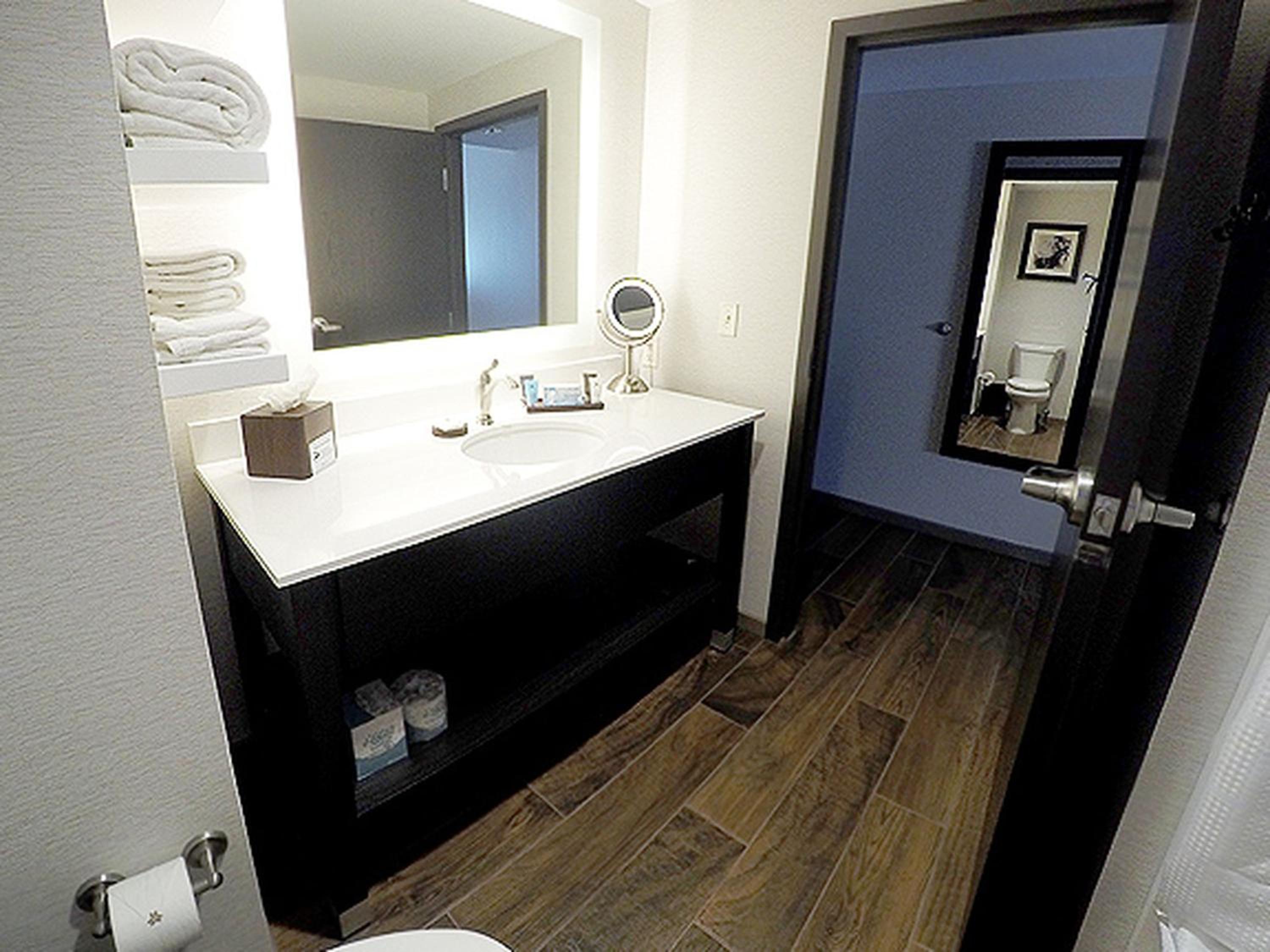 Standard King Room photo 3