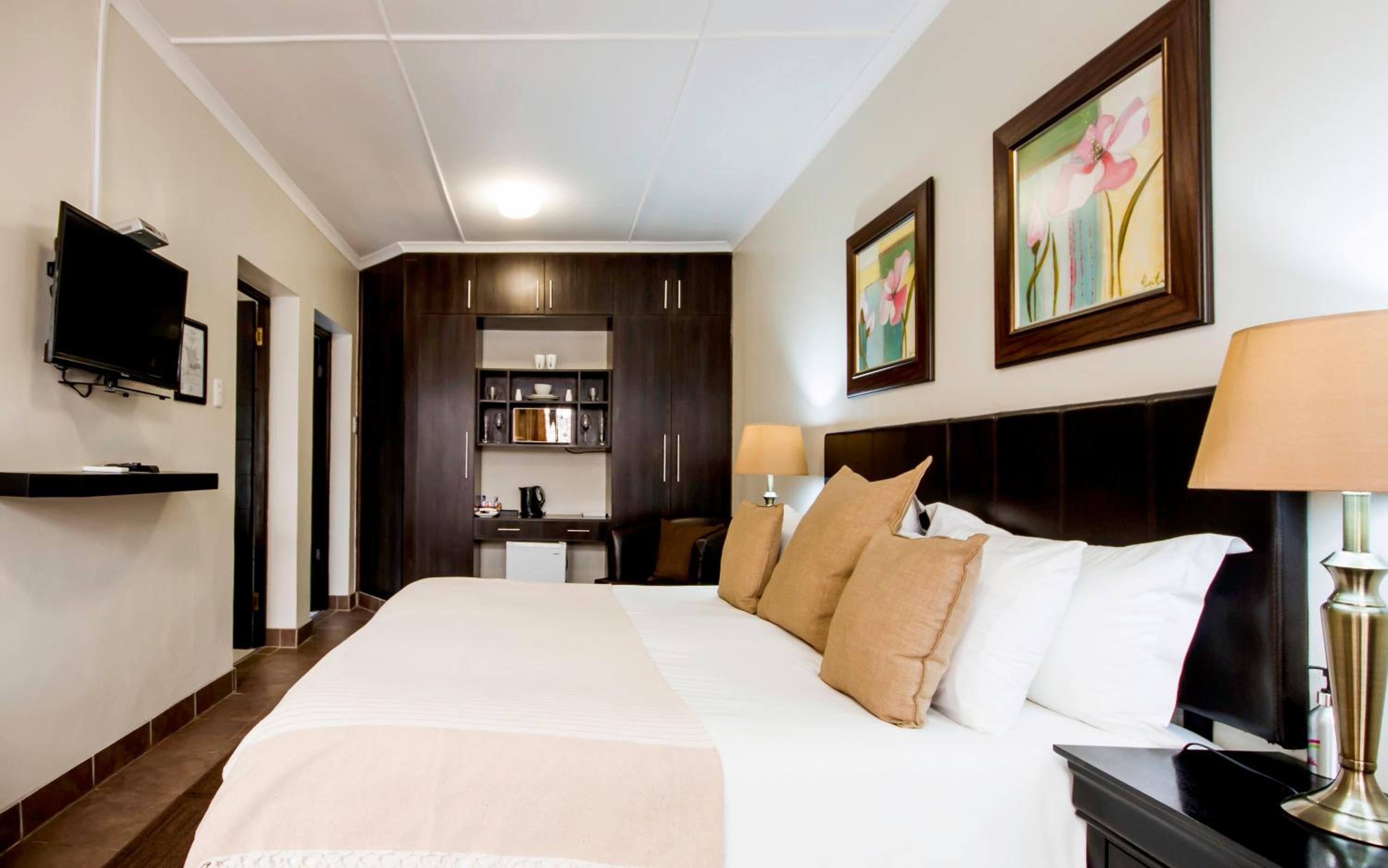 Deluxe King Suite - Photo 1