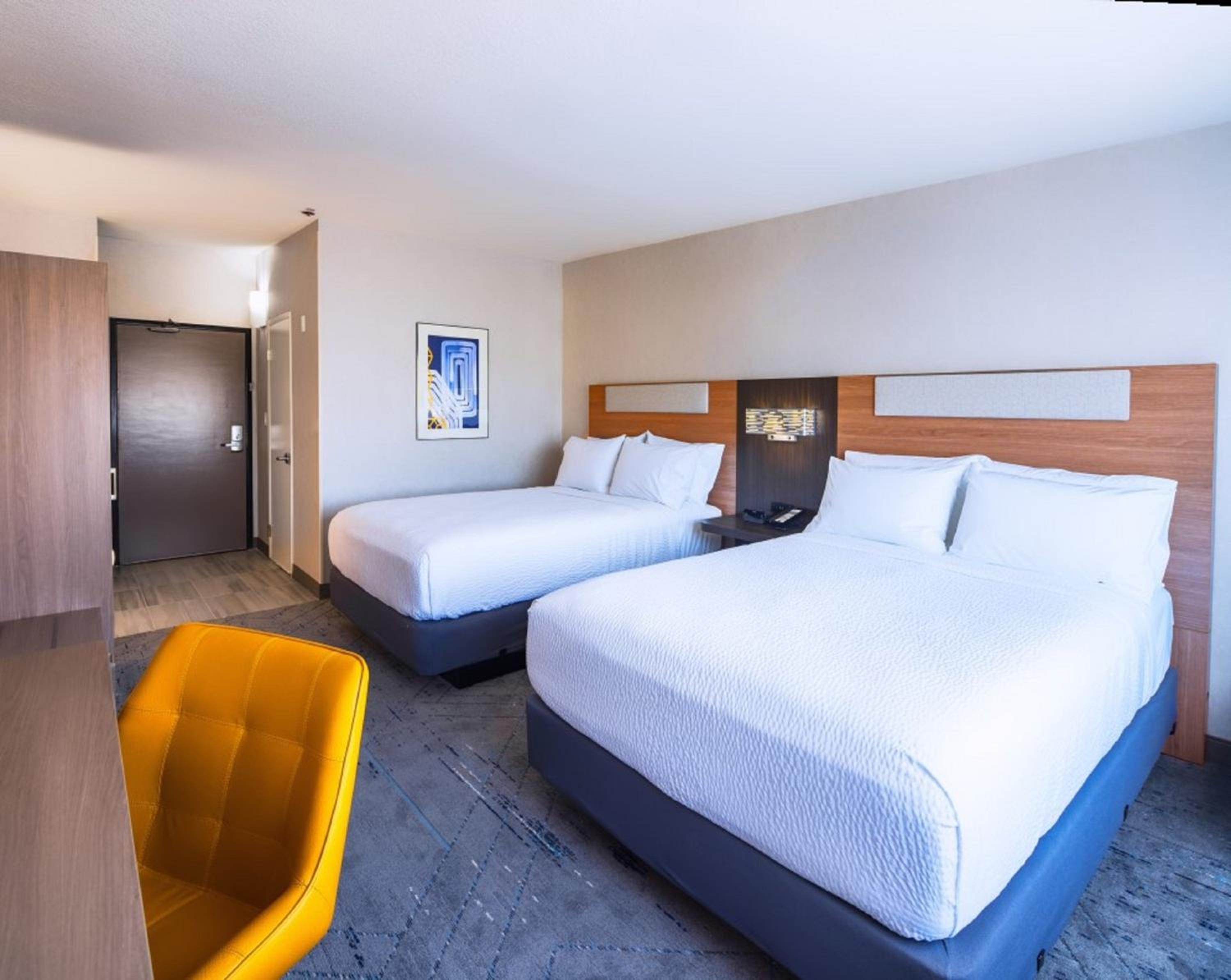 Standard Room with Two Queen Beds - Photo 3