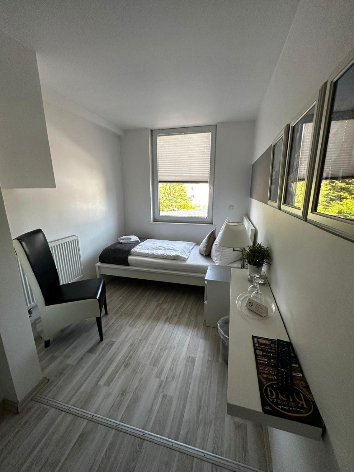 Twin Room with Shower - Photo 4