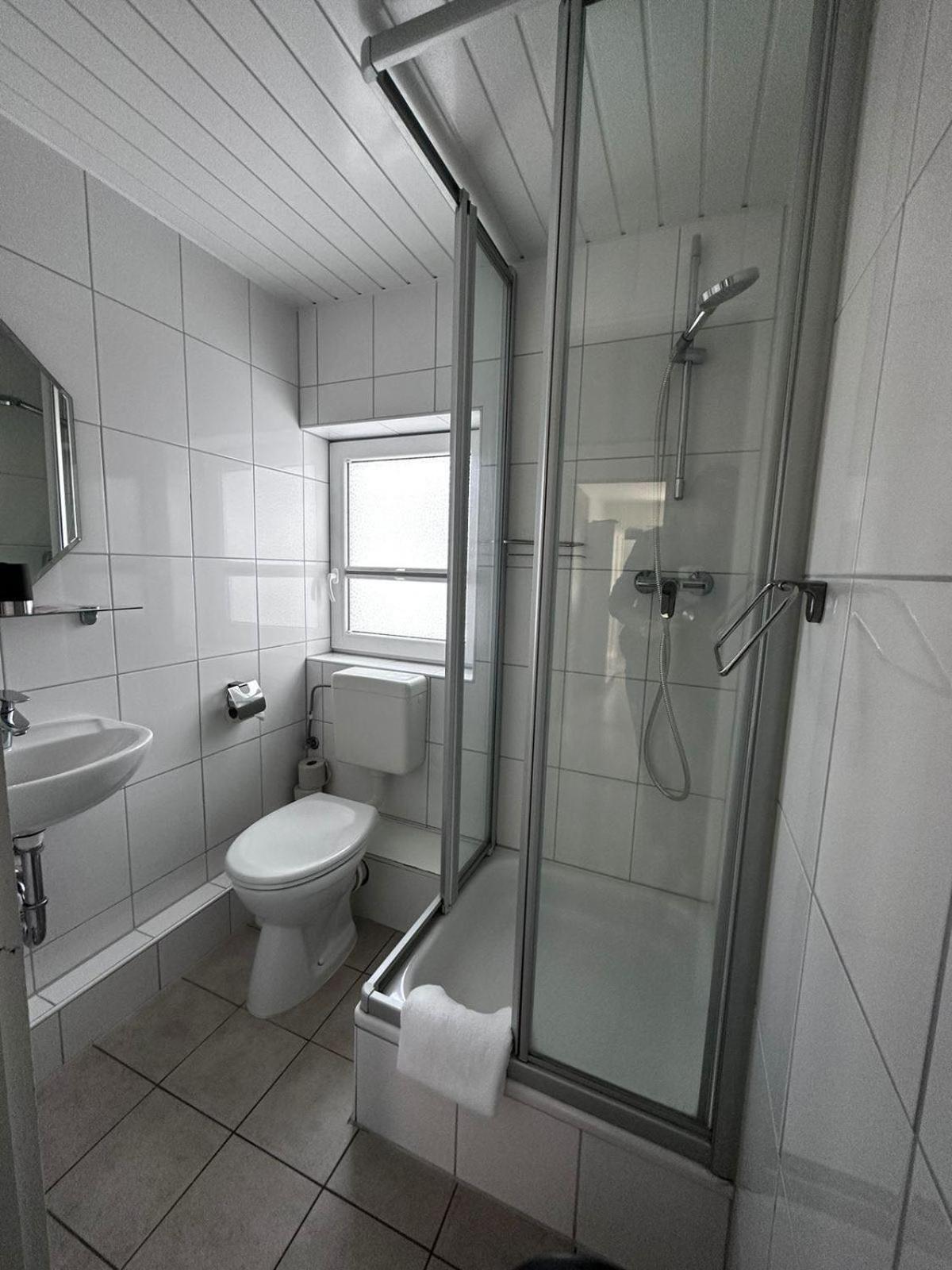 Twin Room with Shower - Photo 2