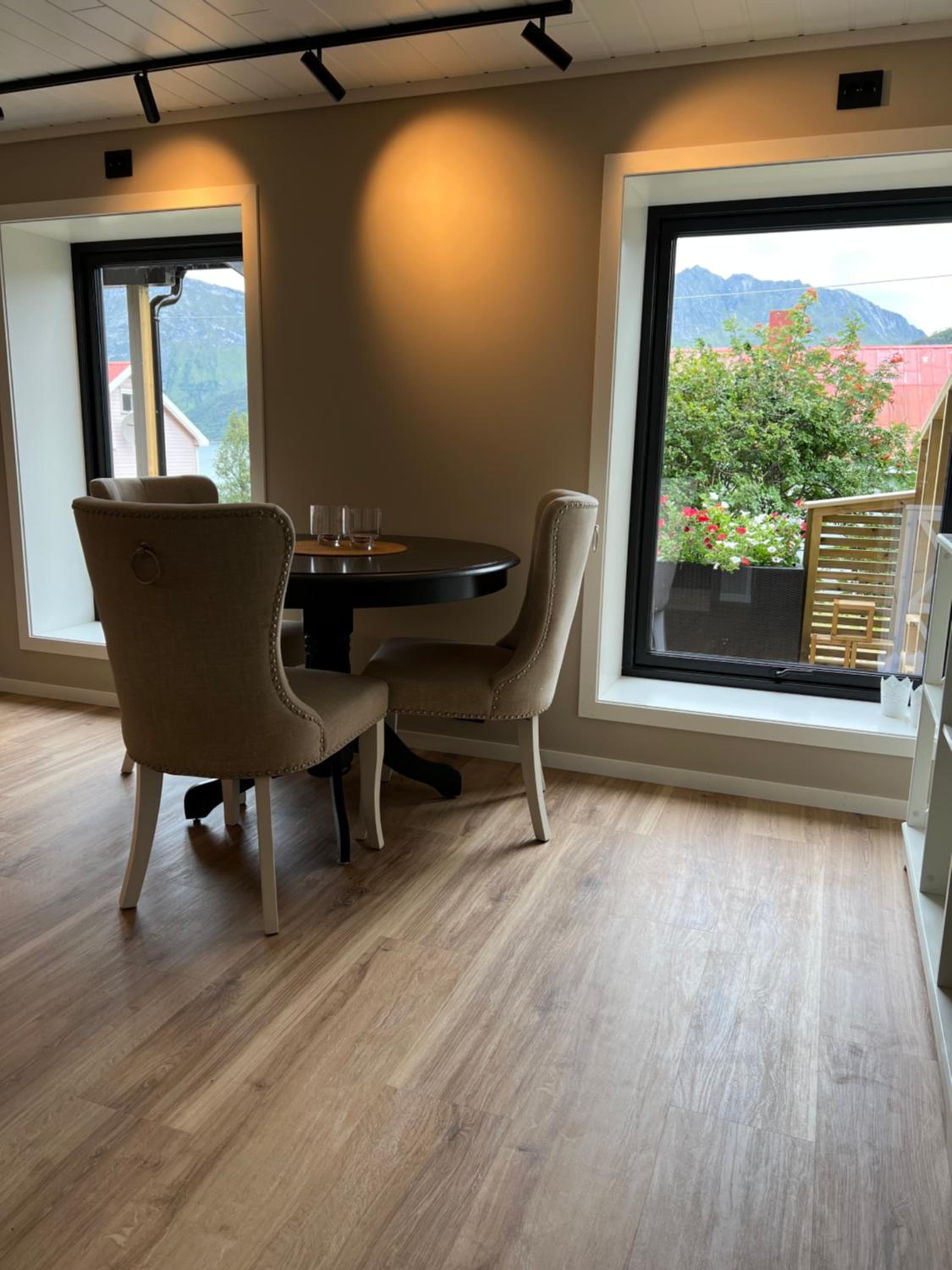 Apartment with Mountain View - Photo 4