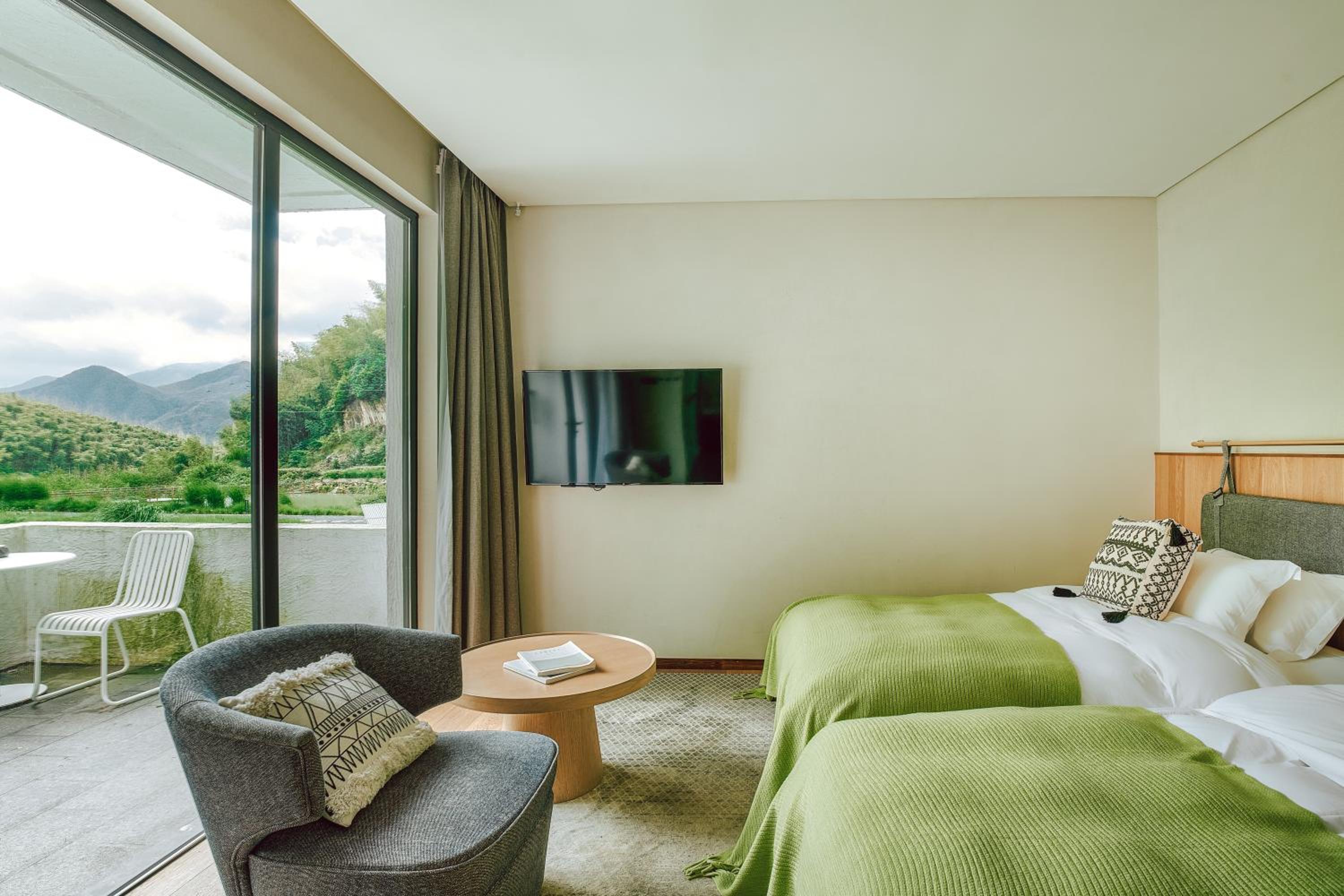 Lake View Twin Room photo 2