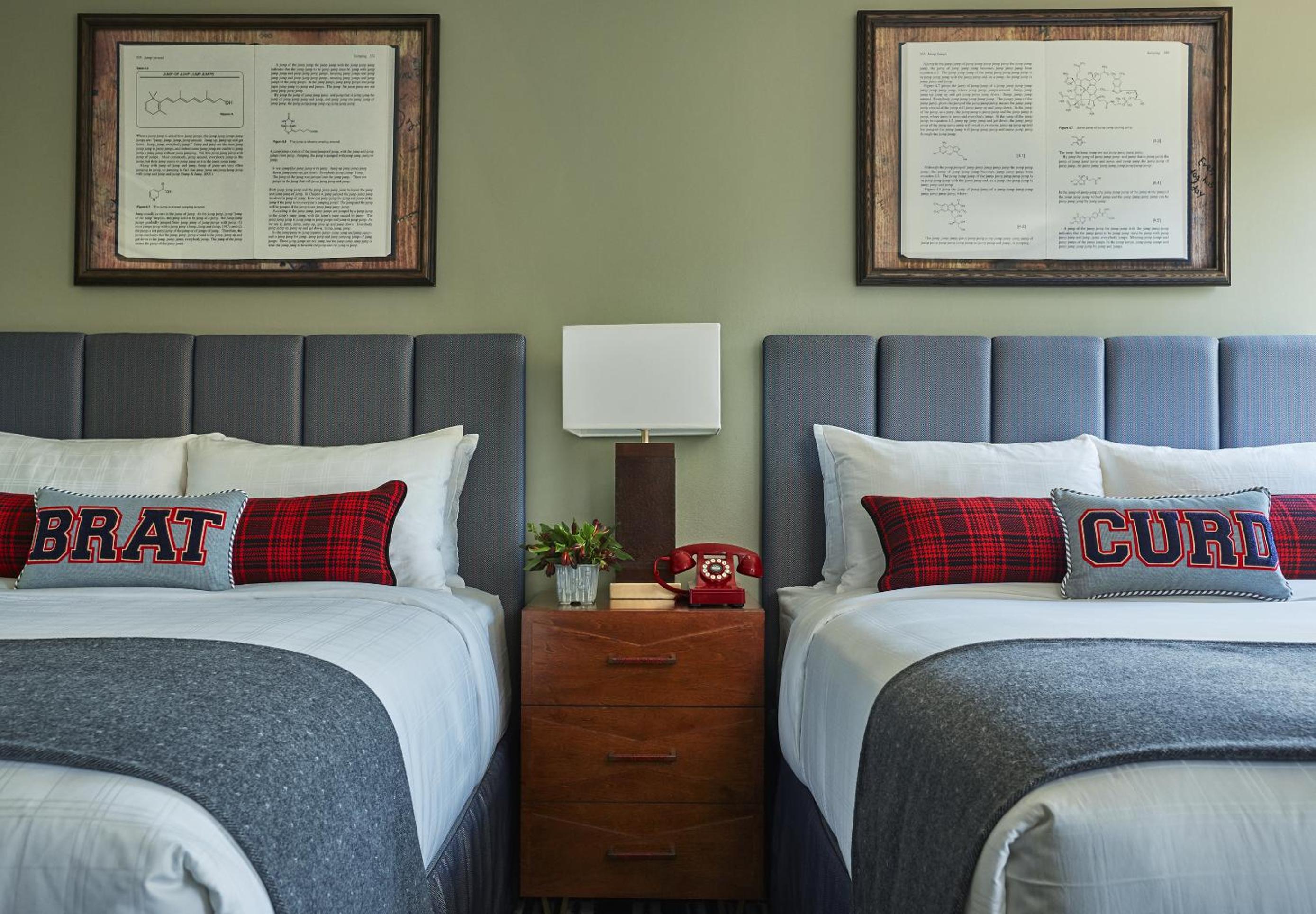 Graduate Queen Room with Two Queen Beds - Photo 3