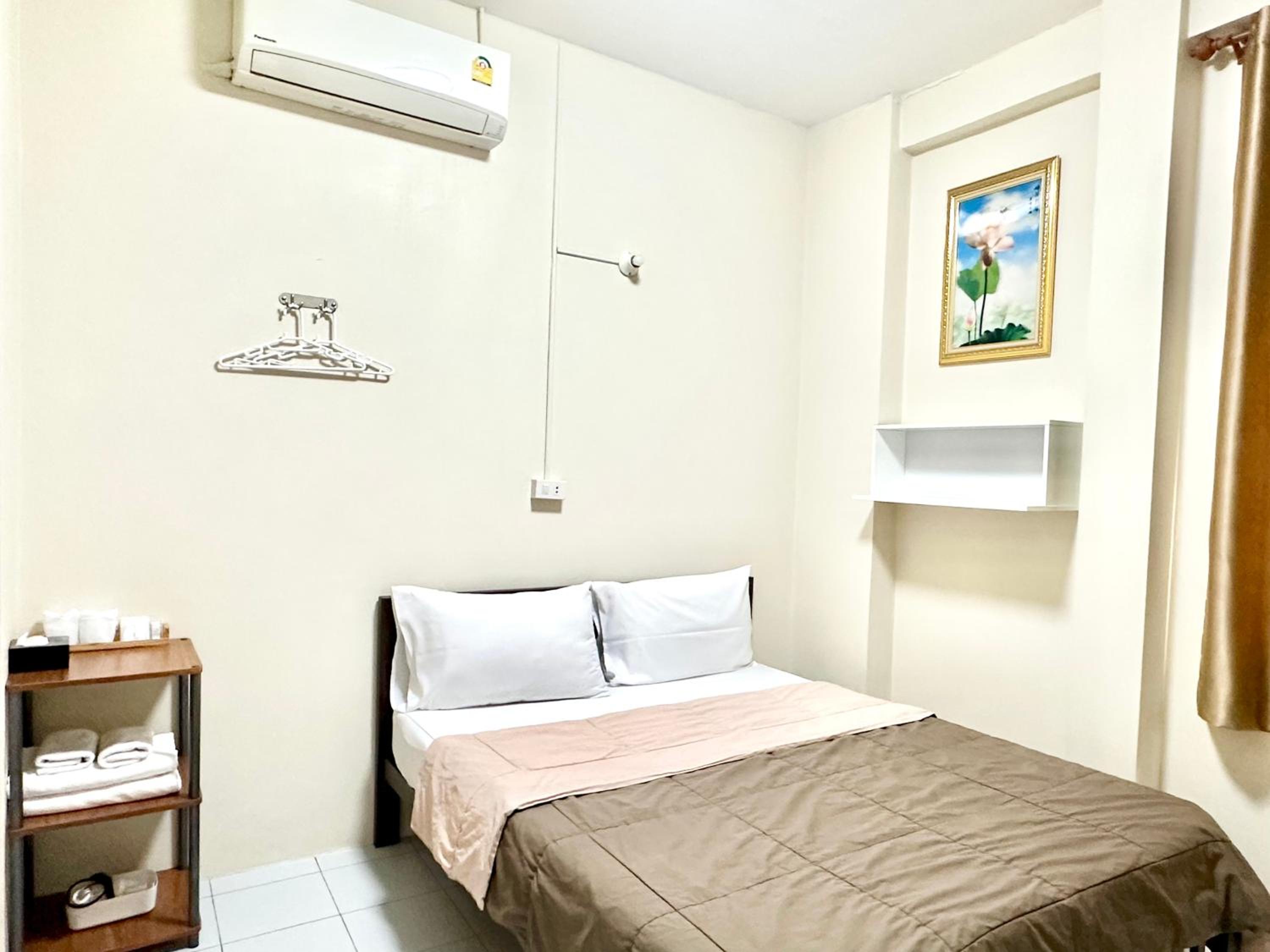 Standard Queen Room - Photo 10