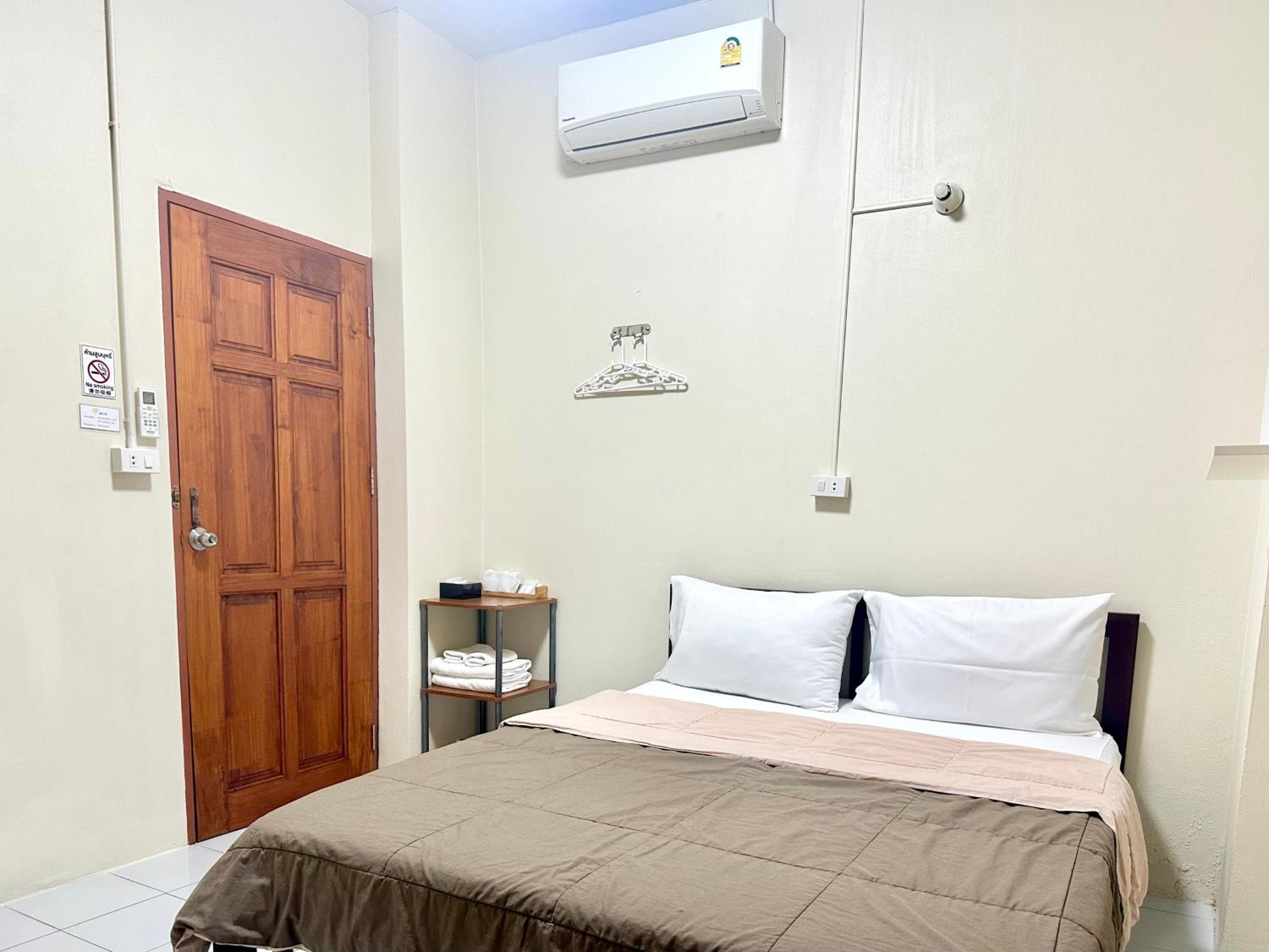 Standard Queen Room - Photo 11