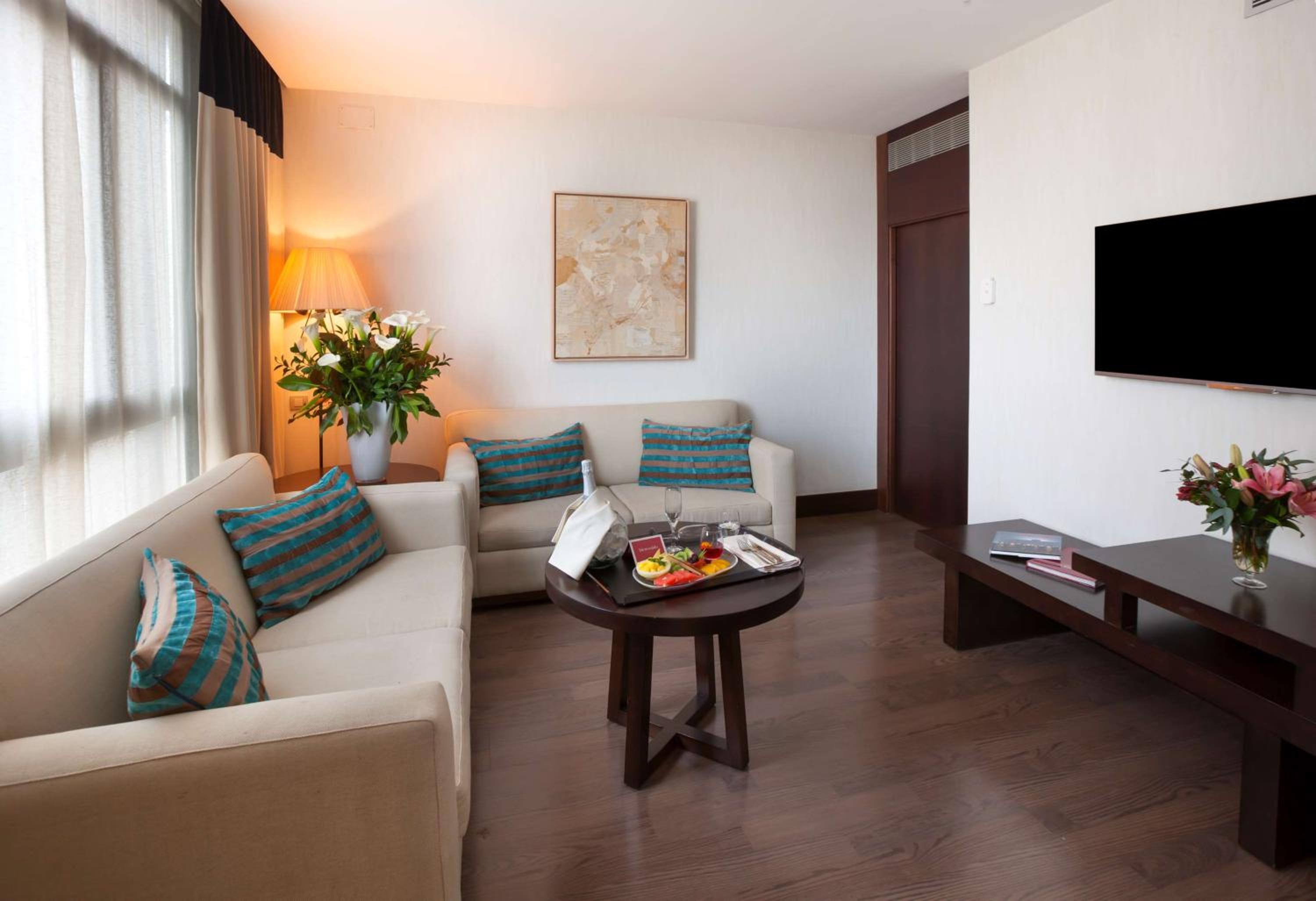 Junior Suite with Extra Bed (2 adults + 1 child) thumbnail 5