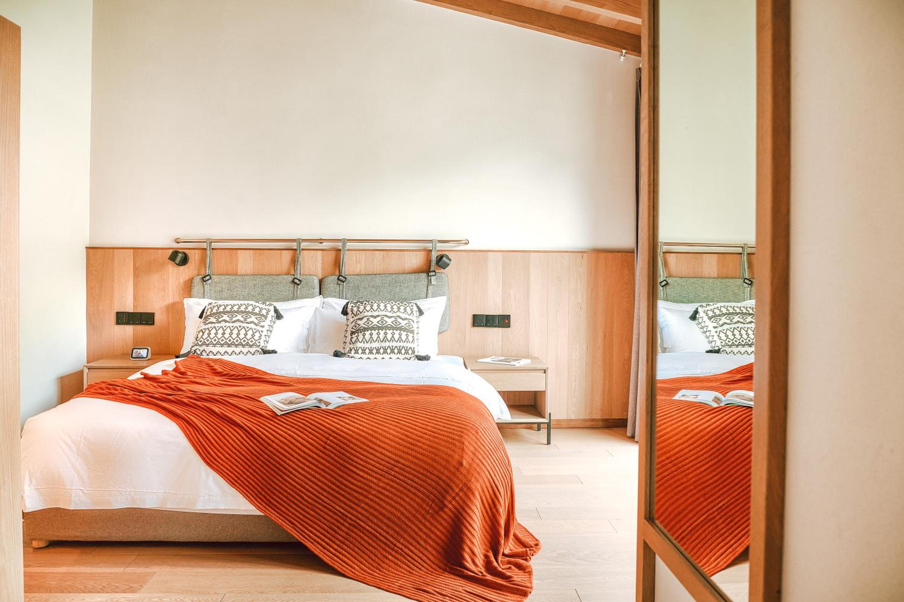 Lake View Suite photo 1