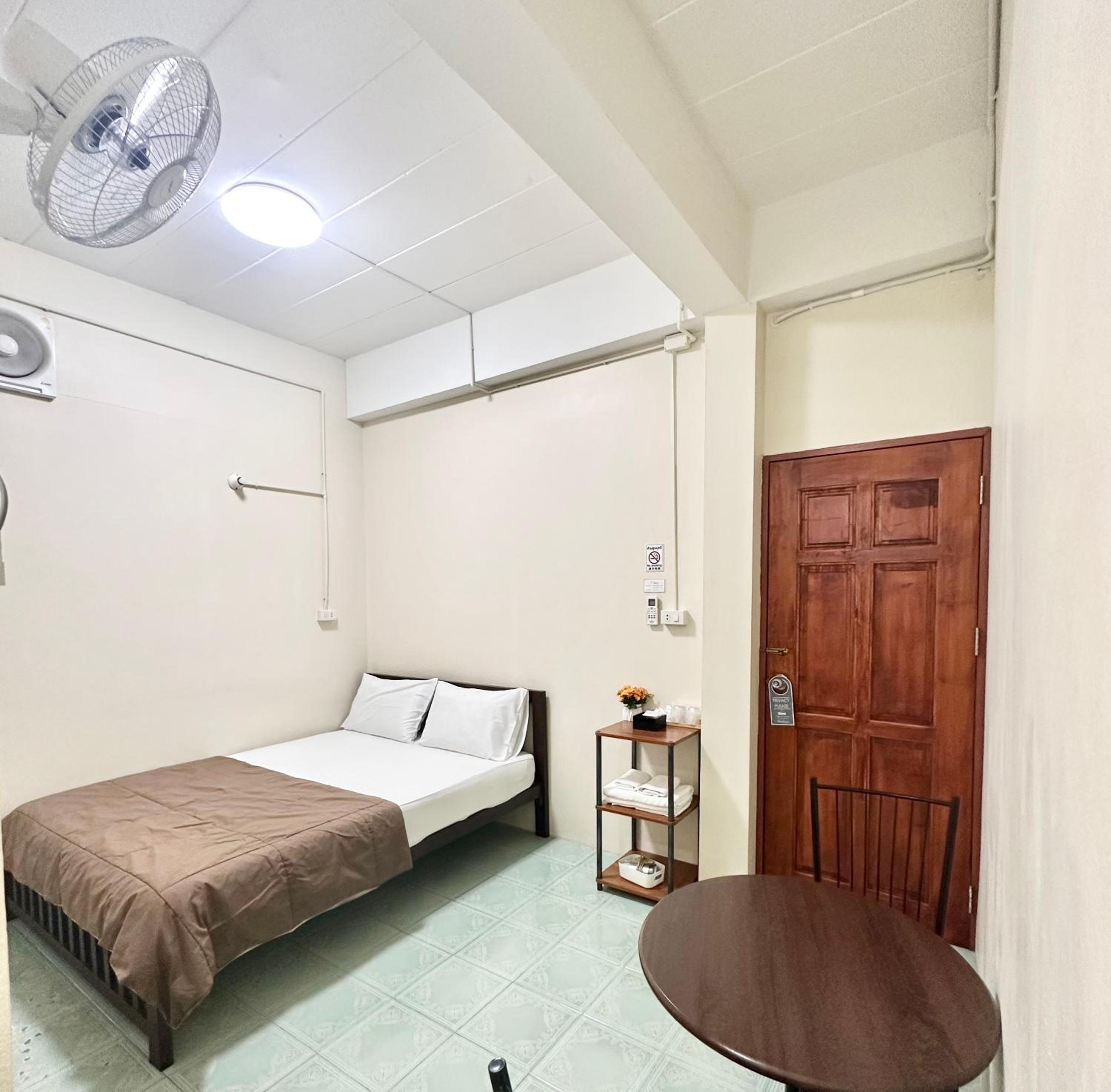 Standard Queen Room - Photo 7