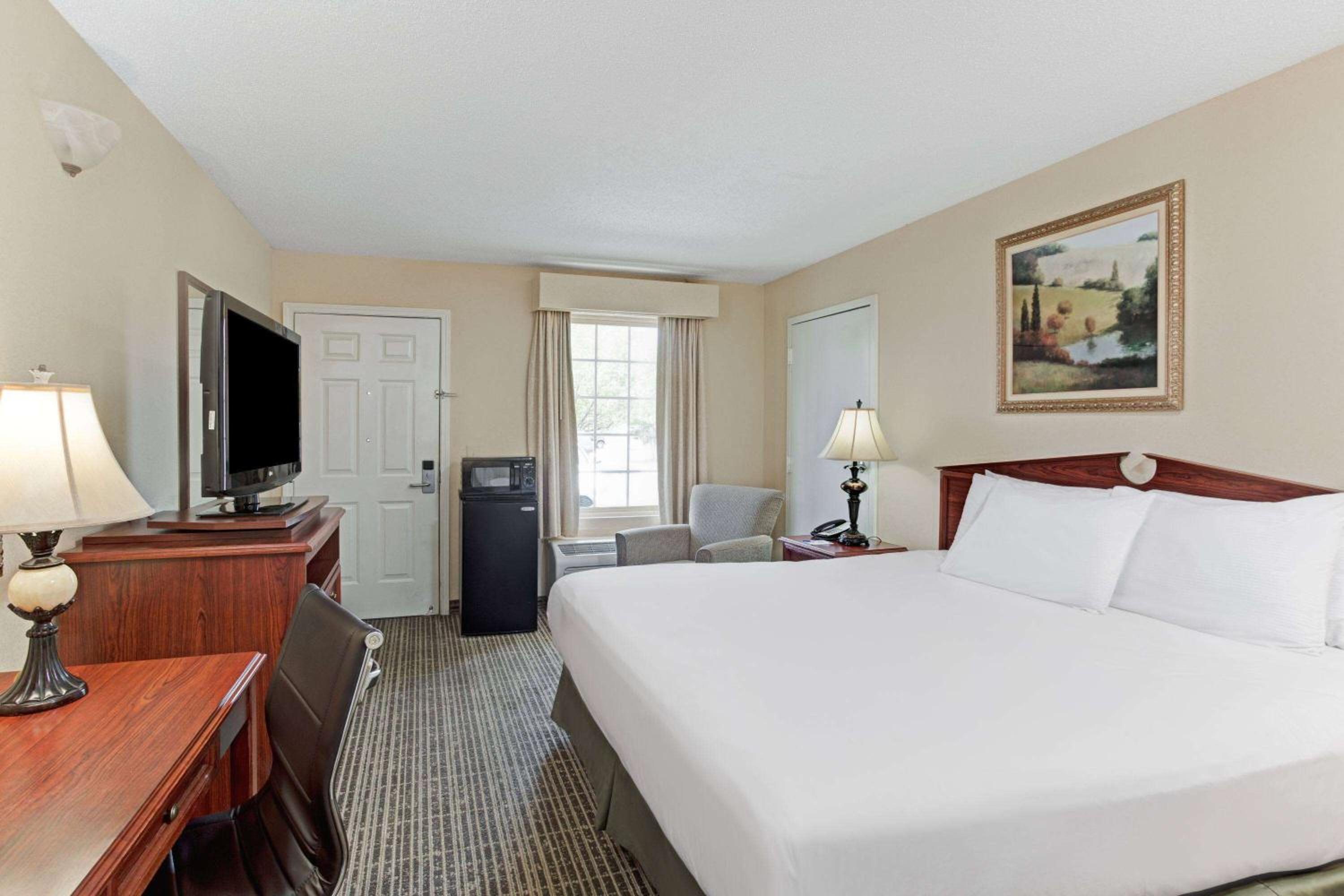 King Room - Non-Smoking - Photo 1