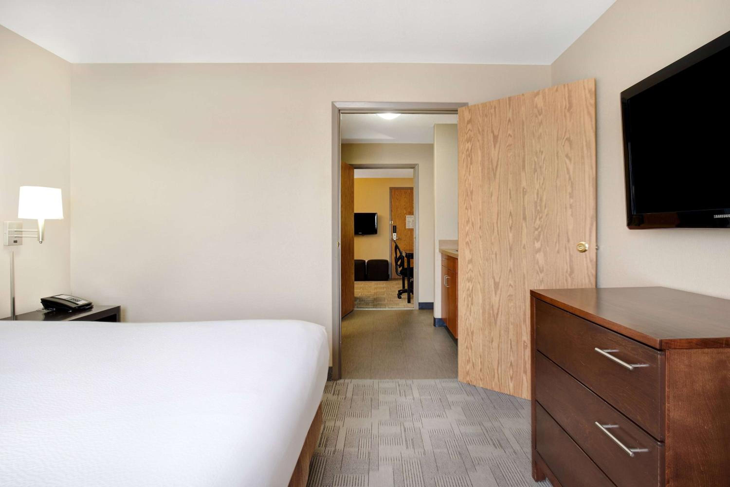 Two-Bedroom Executive King Suite with Sofa Bed - Non-Smoking - Photo 1