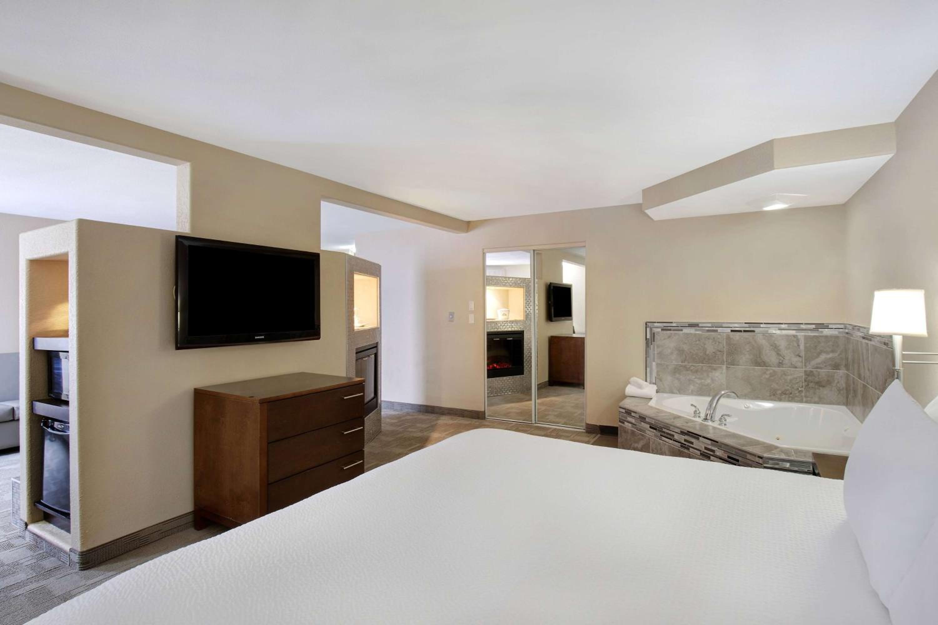 King Suite -  Non-Smoking - Photo 1