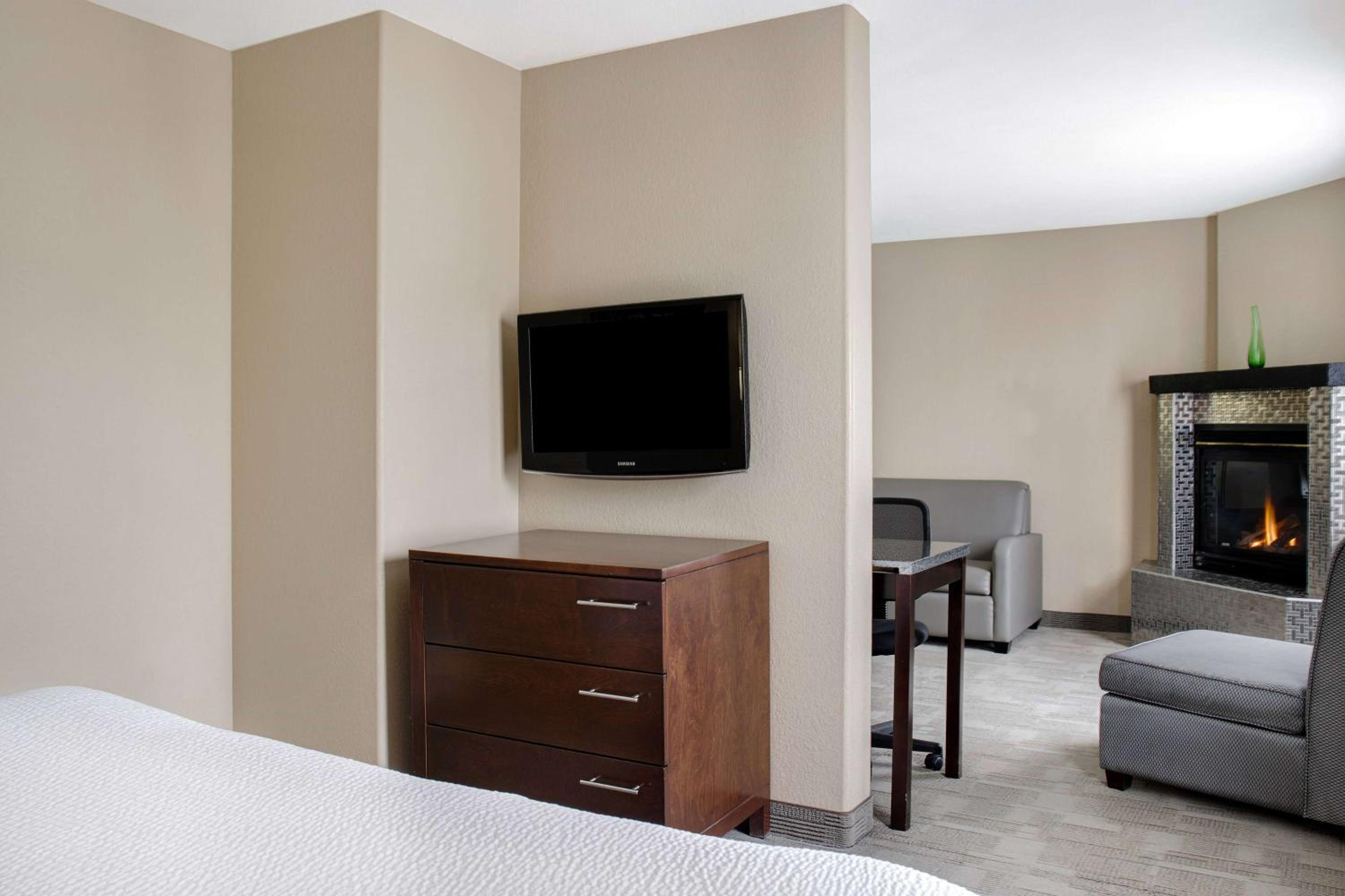 Deluxe King Suite - Non-Smoking - Photo 1