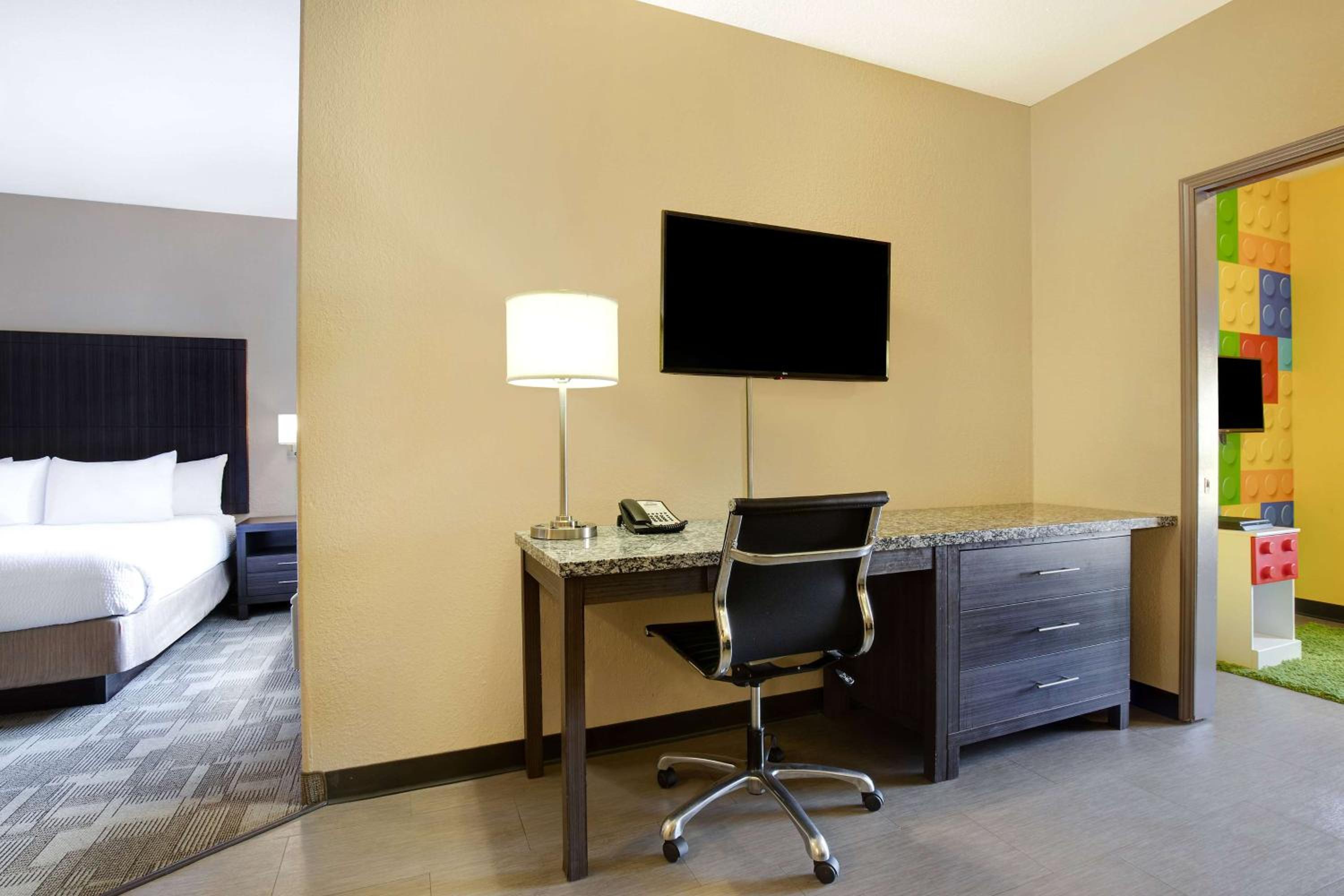 Family Suite - Non-Smoking - Photo 1