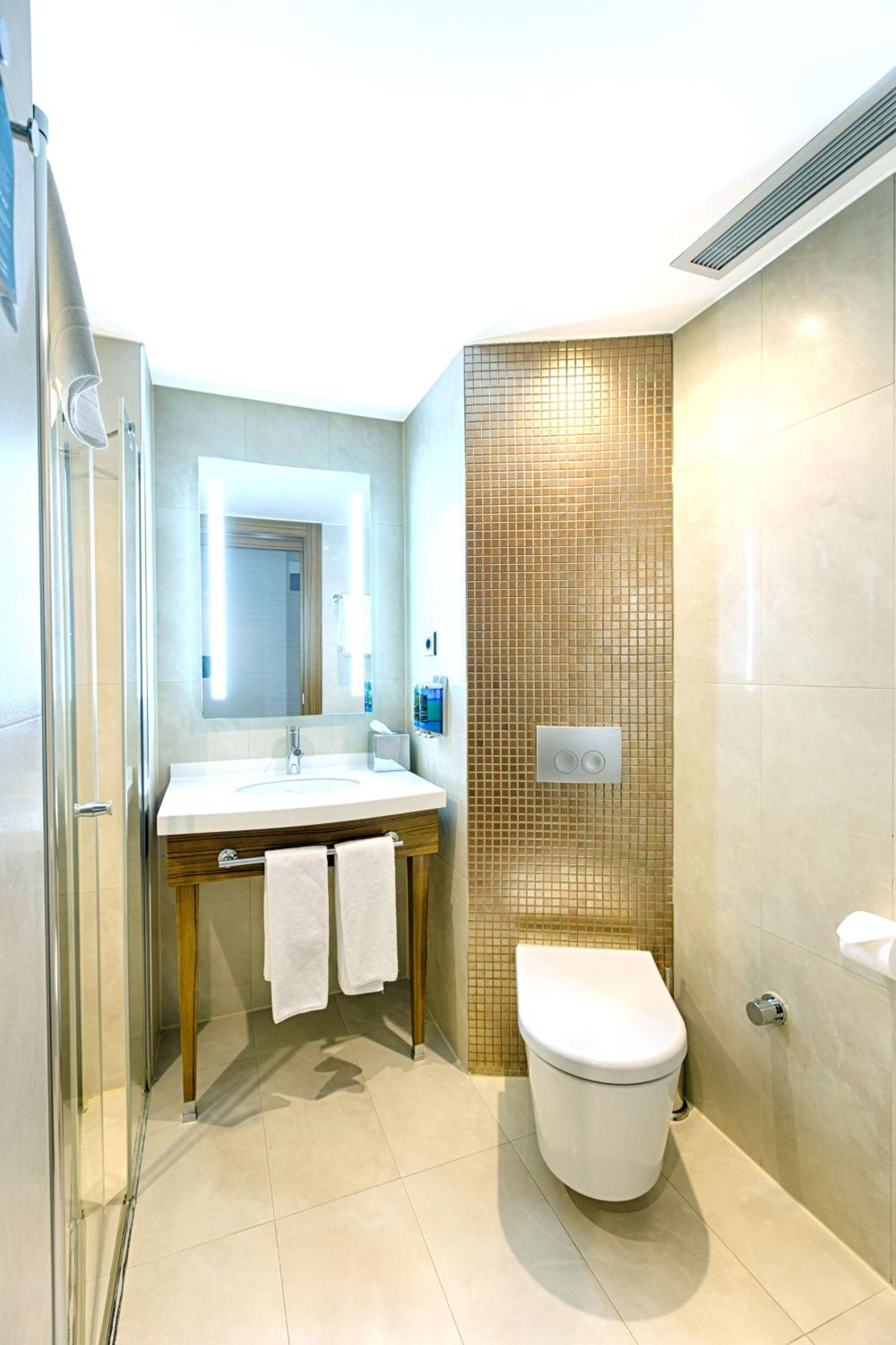 Queen Room with Sofa Bed - Non-Smoking - Photo 4