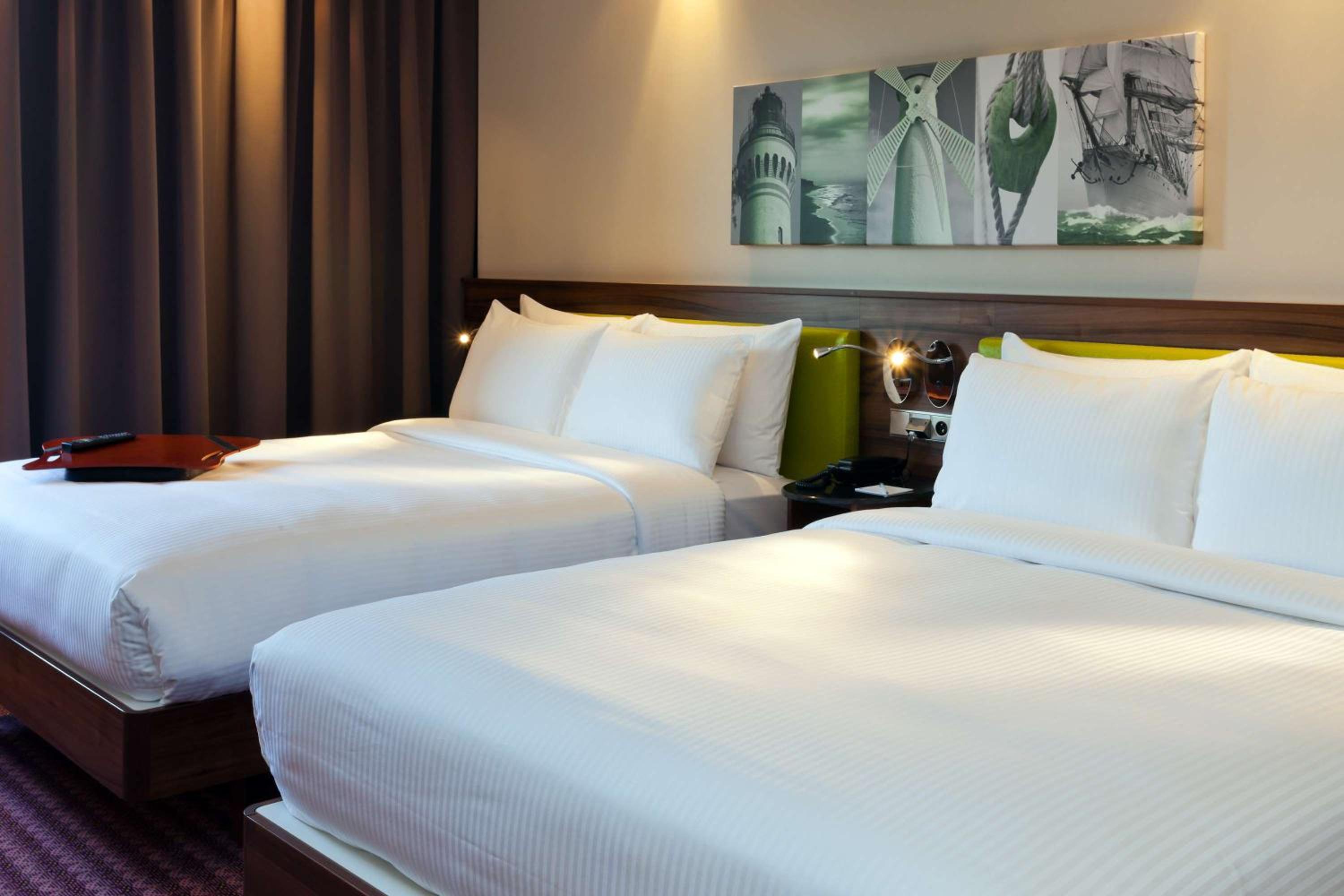 Queen Room with Two Queen Beds - Photo 4