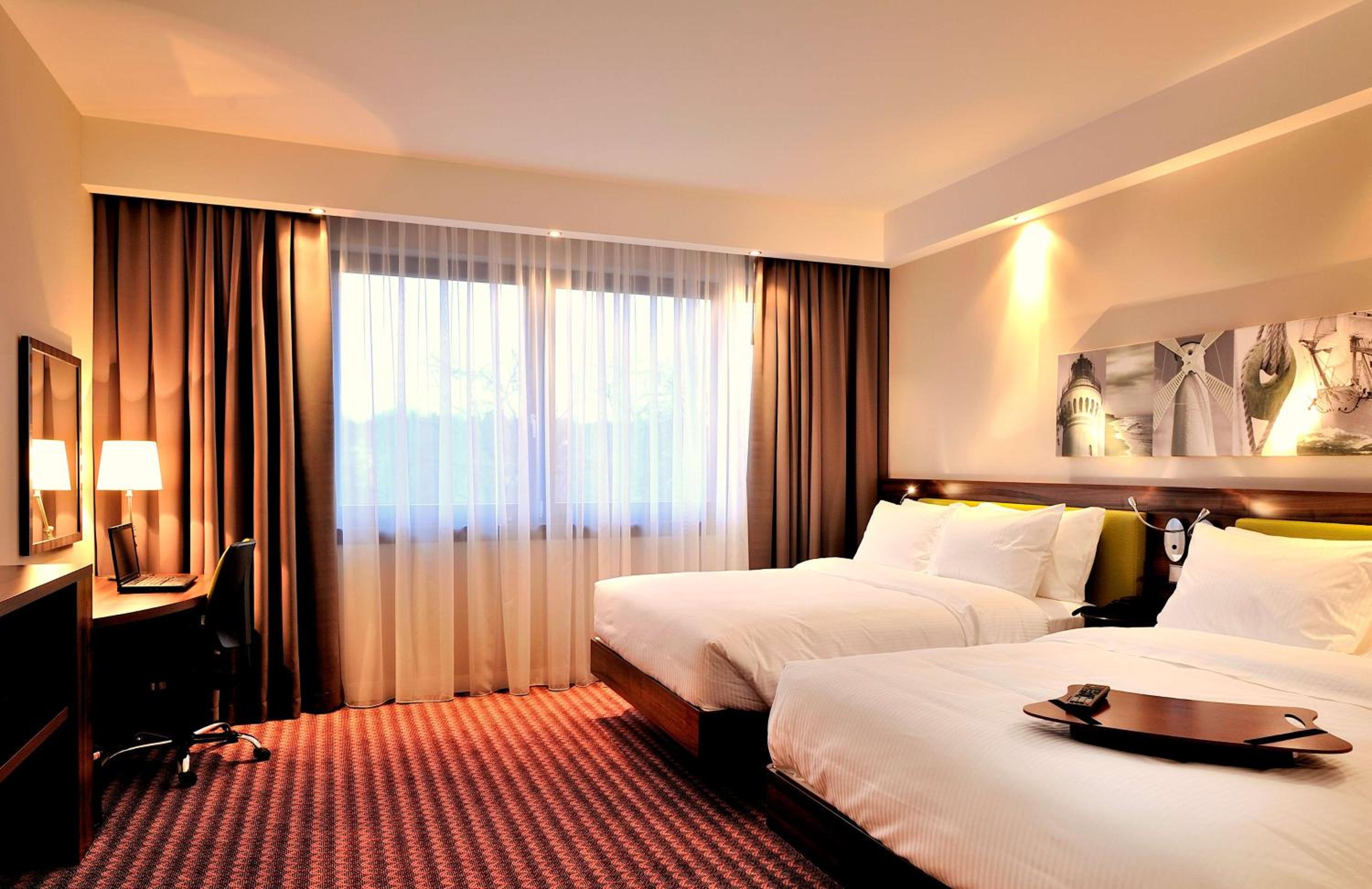 Queen Room with Two Queen Beds - Photo 5