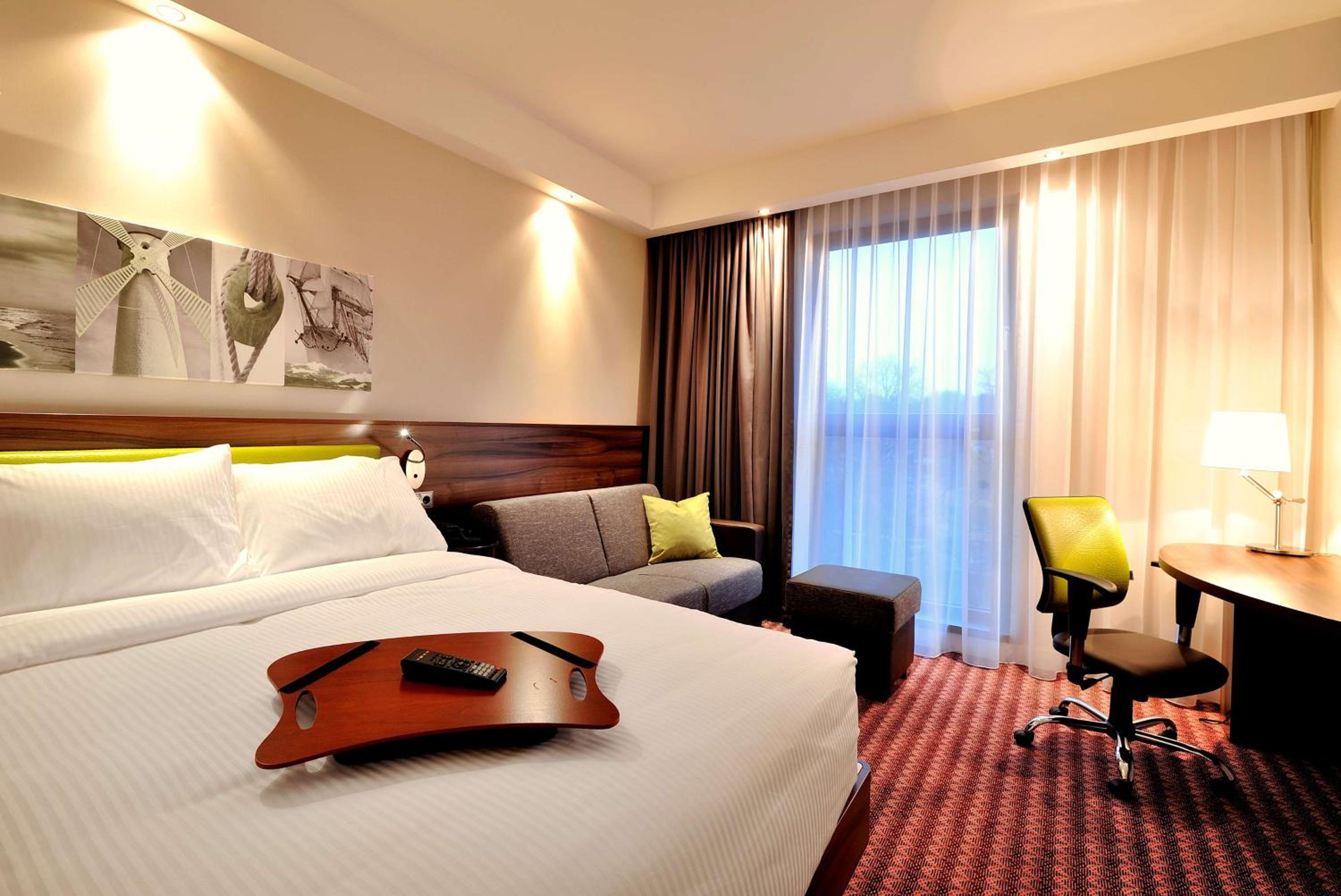 Queen Room with Sofa Bed - Photo 1