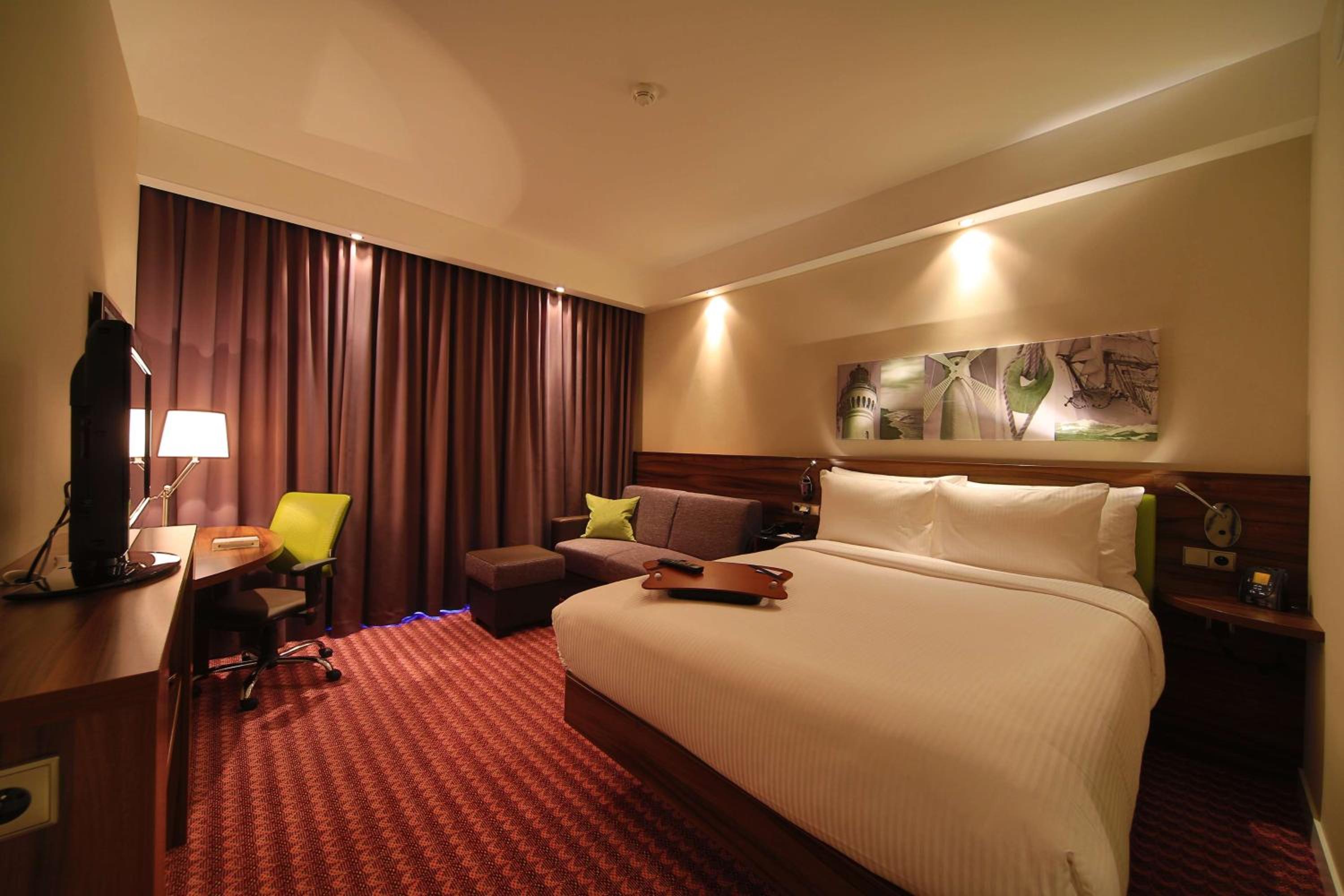 Queen Room with Sofa Bed - Photo 4