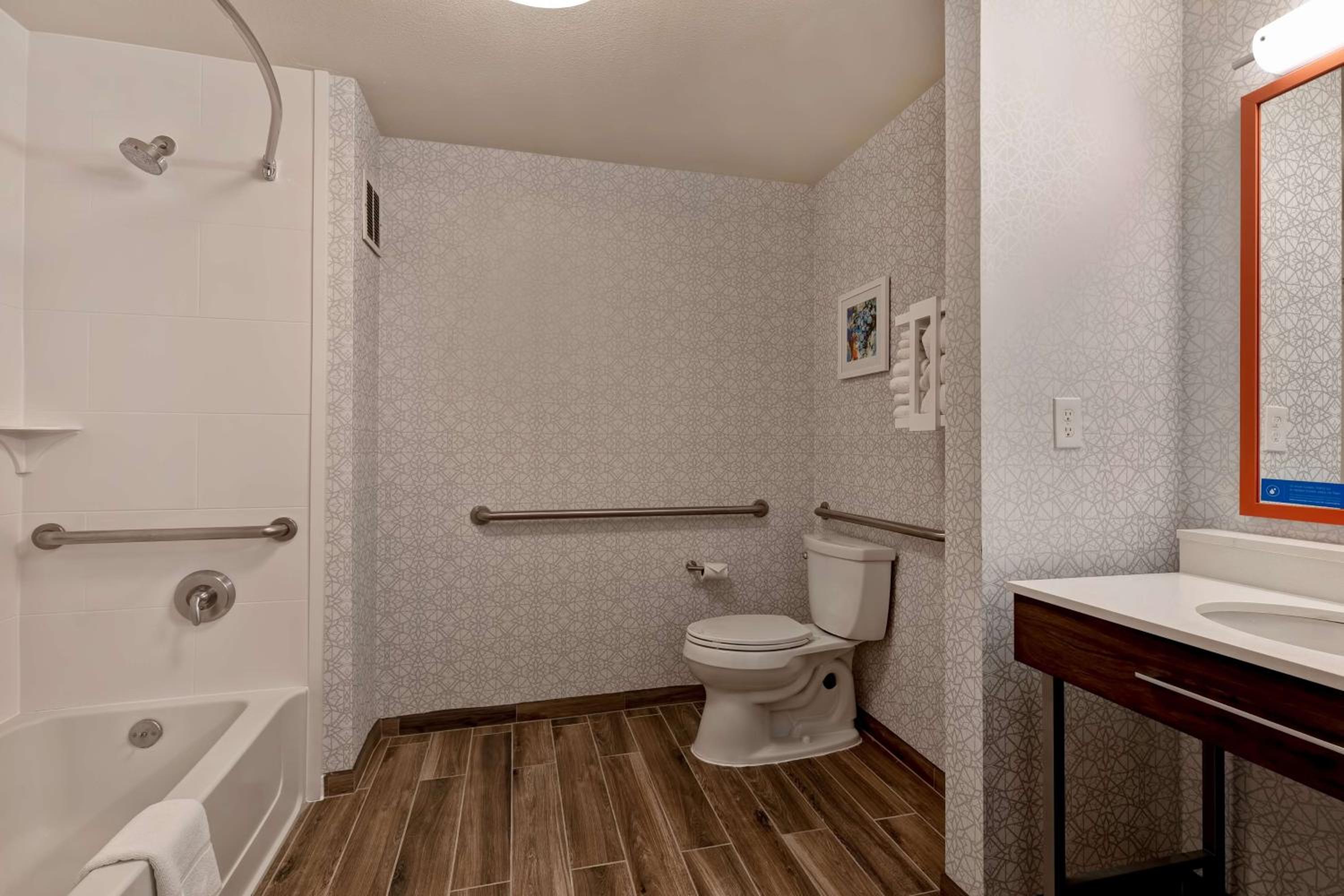 King Room with Accessible Tub - Mobility and Hearing Access/Non-Smoking - Photo 5