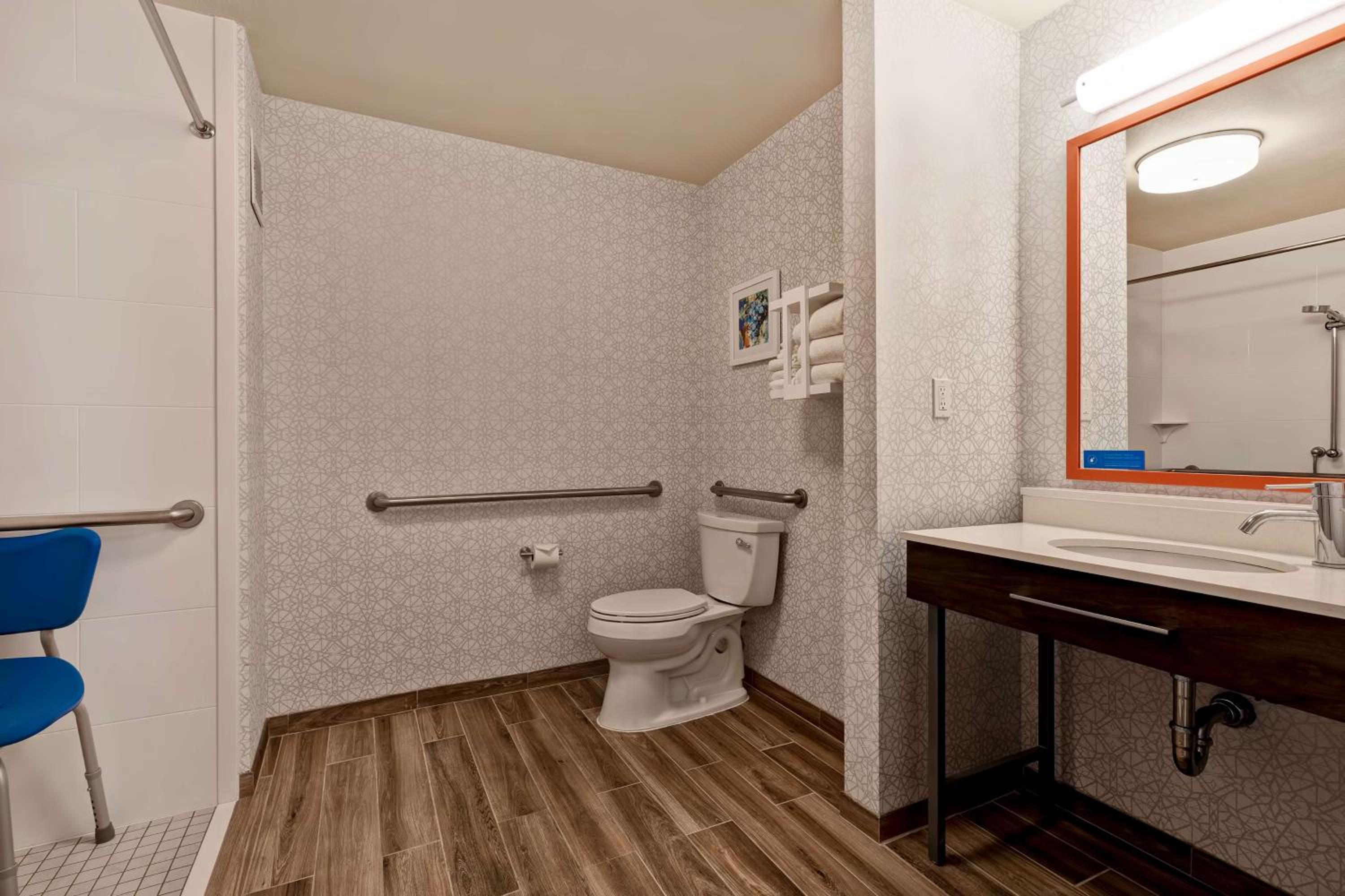 King Room with Accessible Tub - Mobility and Hearing Access/Non-Smoking - Photo 2